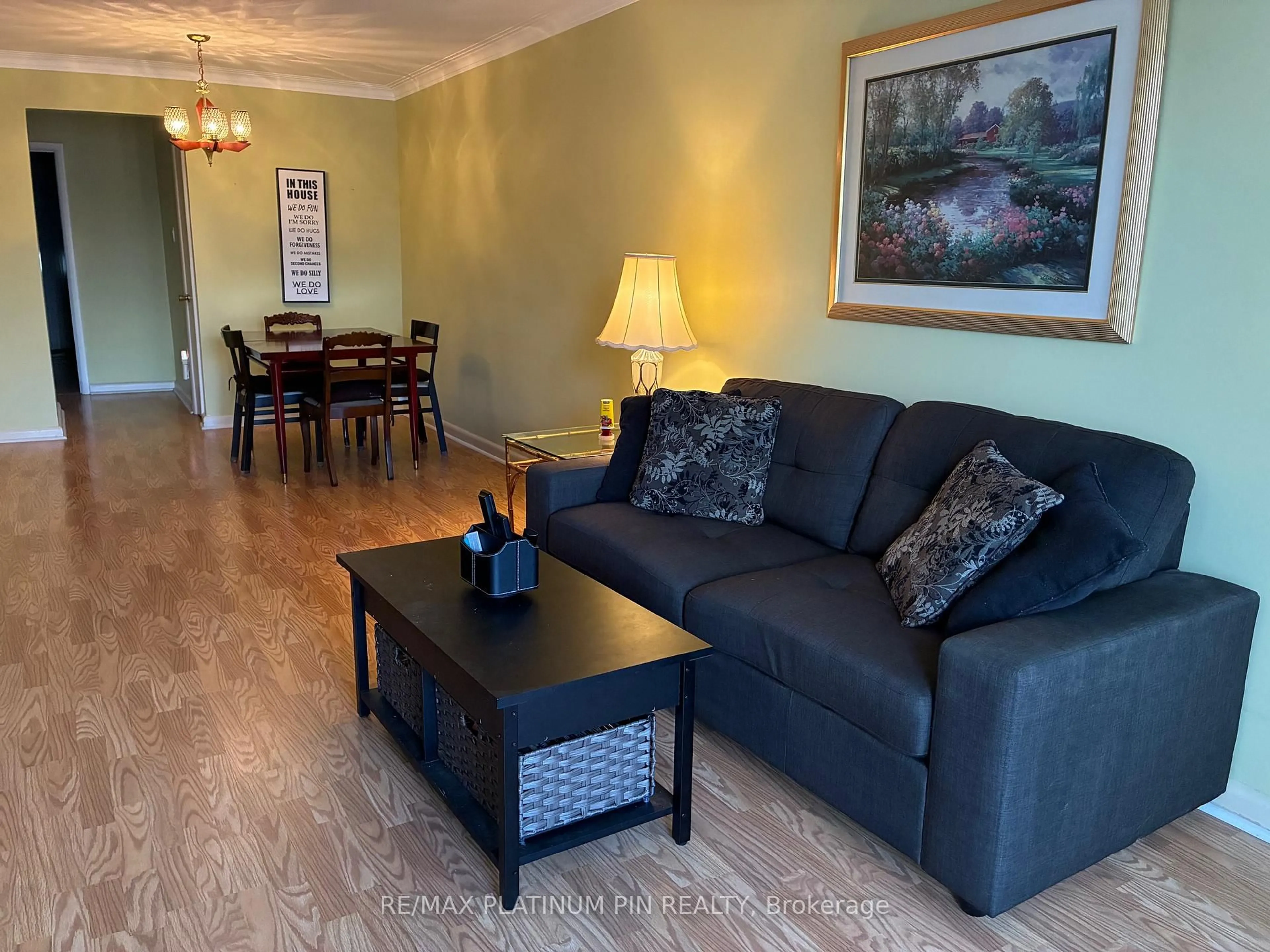 Living room with furniture, wood/laminate floor for 31 Ryewood Dr, Toronto Ontario M3N 1B7