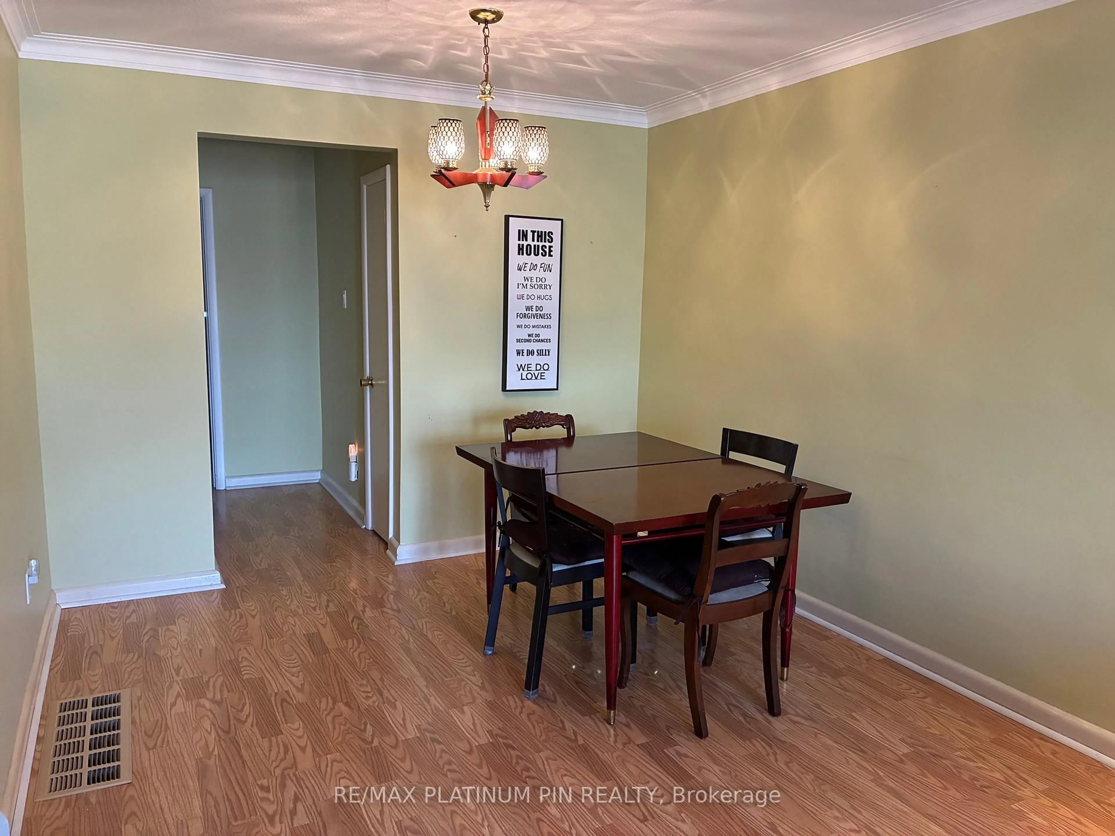 Dining room, wood/laminate floor for 31 Ryewood Dr, Toronto Ontario M3N 1B7