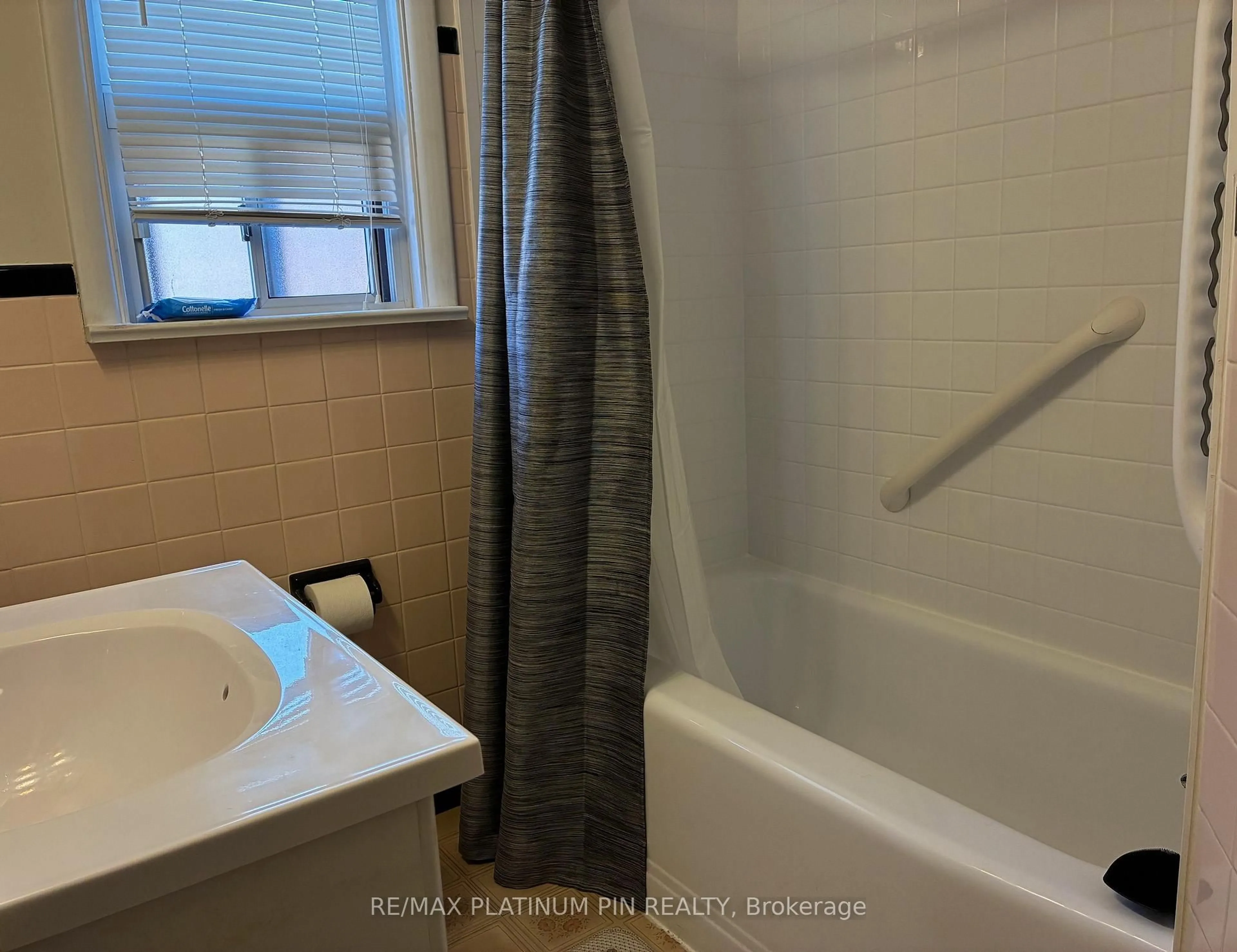 Standard bathroom, unknown for 31 Ryewood Dr, Toronto Ontario M3N 1B7