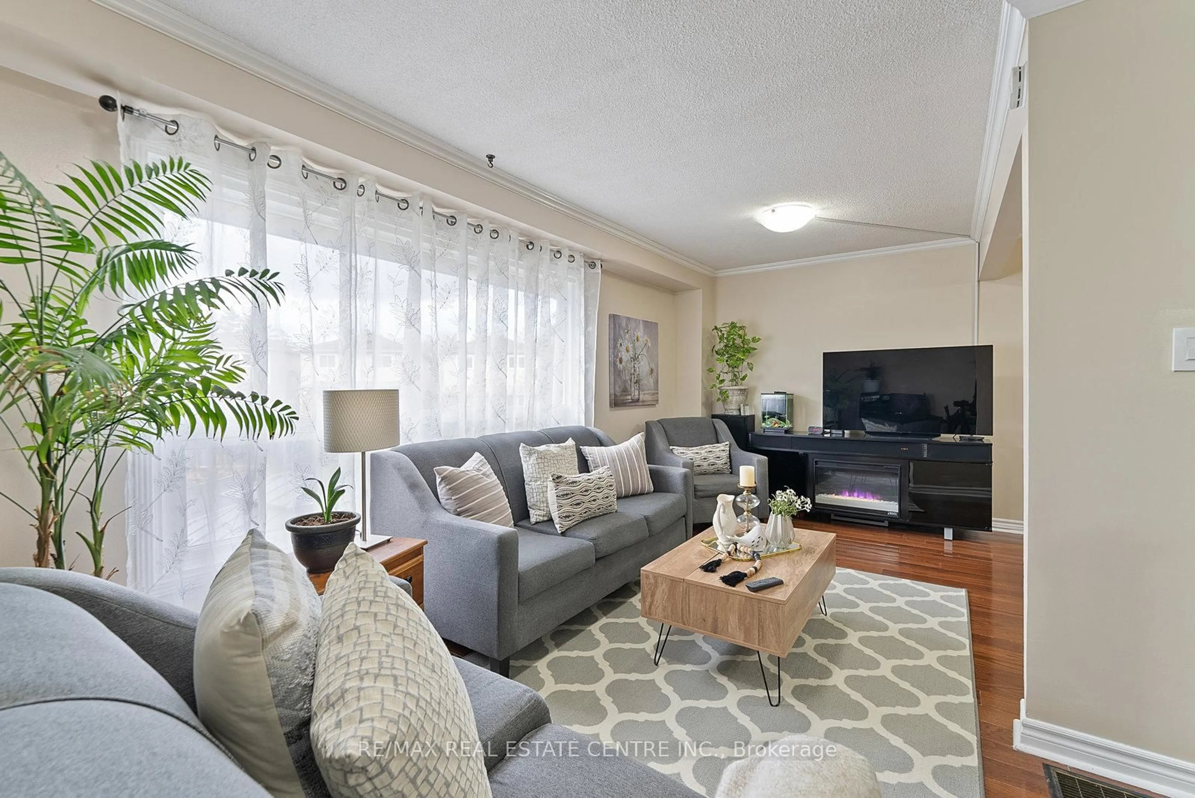 Living room with furniture, unknown for 20 Ashton Cres, Brampton Ontario L6S 3J9