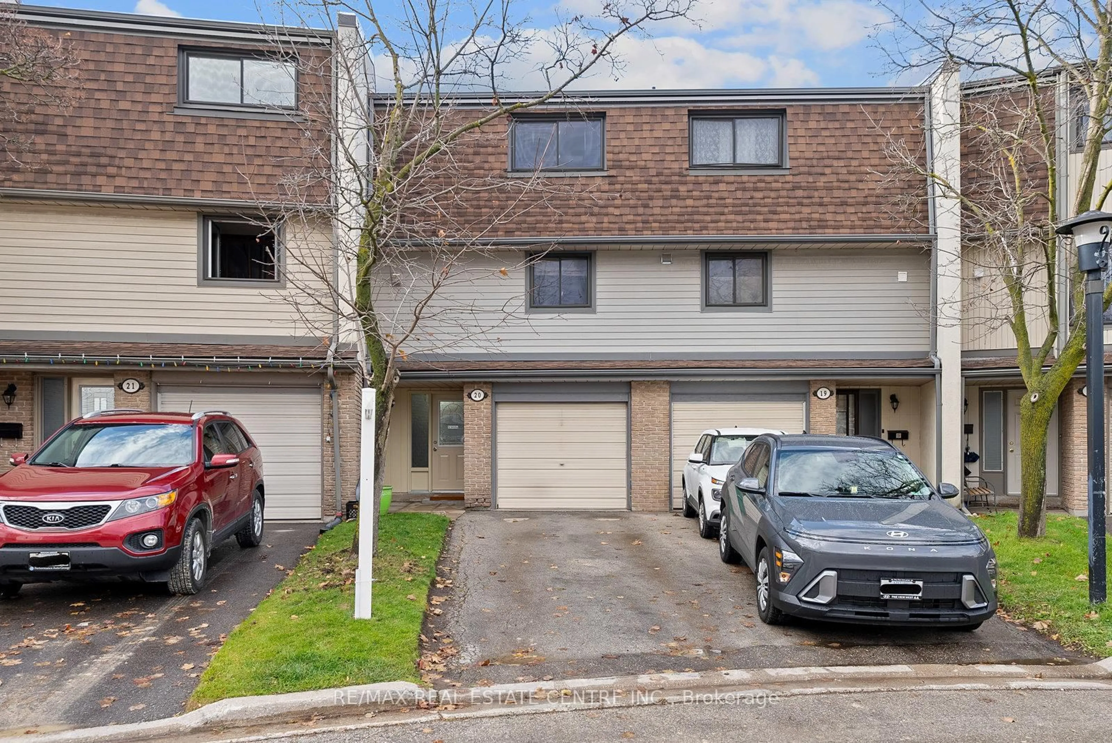 A pic from outside/outdoor area/front of a property/back of a property/a pic from drone, street for 20 Ashton Cres, Brampton Ontario L6S 3J9