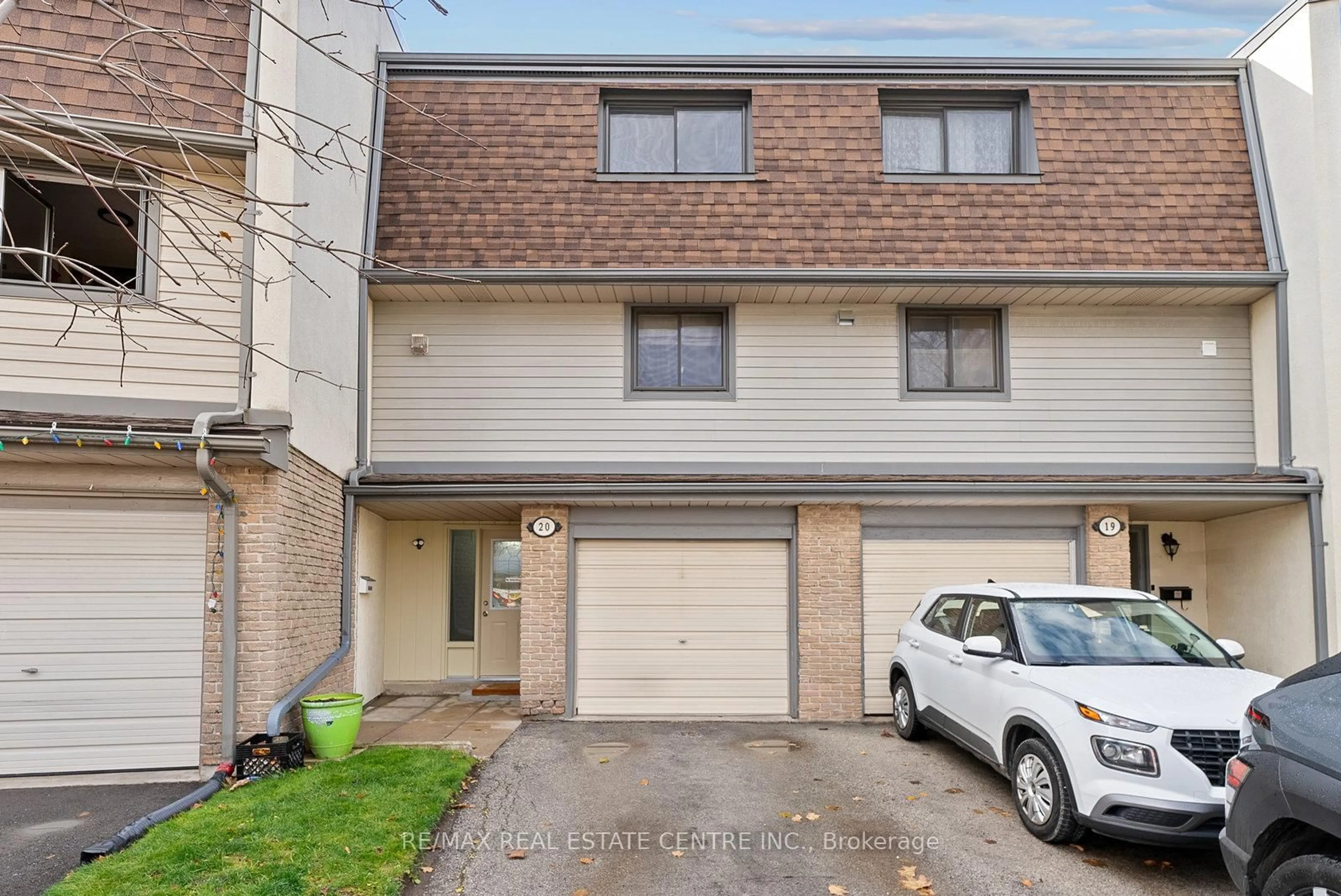 A pic from outside/outdoor area/front of a property/back of a property/a pic from drone, street for 20 Ashton Cres, Brampton Ontario L6S 3J9