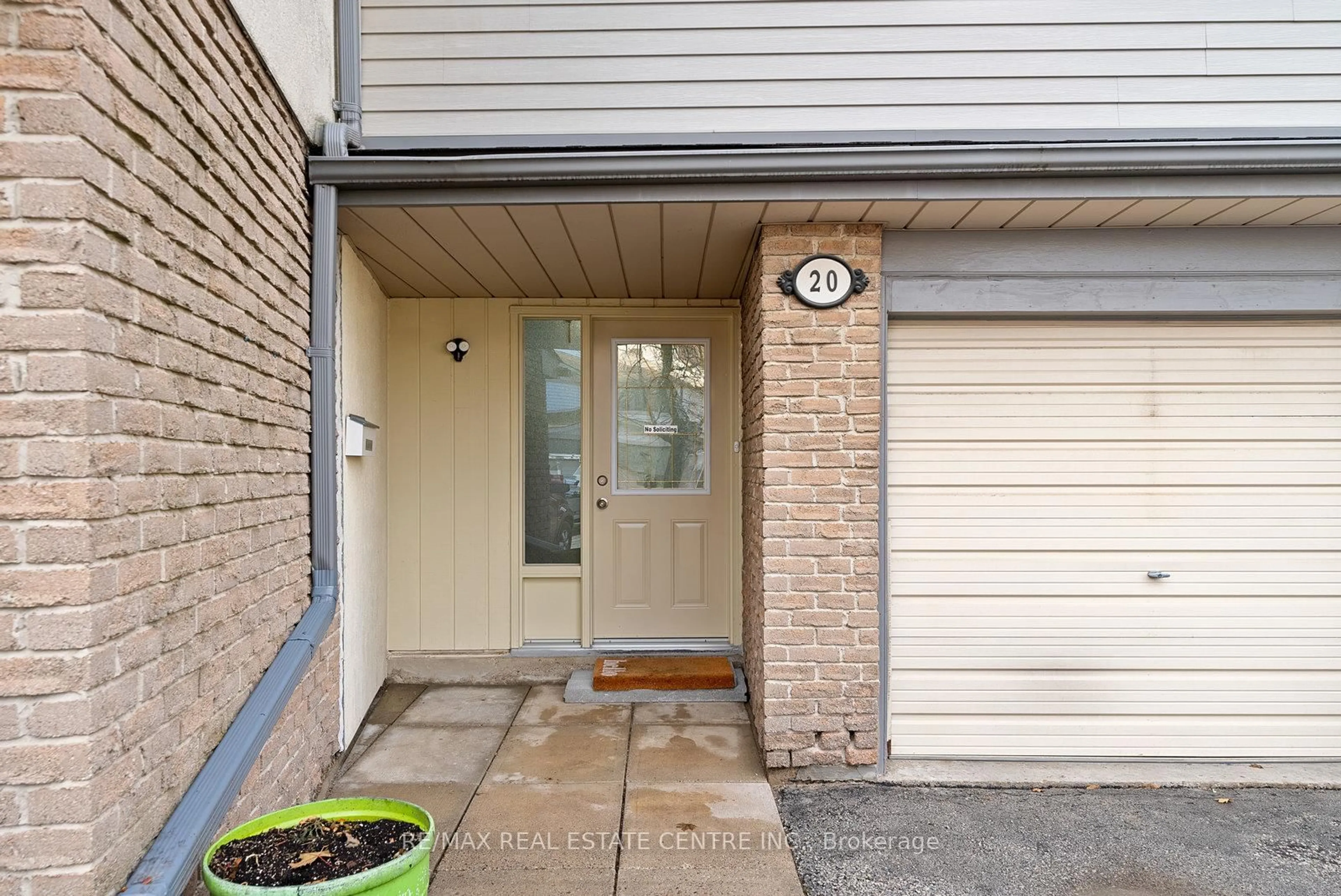 Indoor entryway for 20 Ashton Cres, Brampton Ontario L6S 3J9