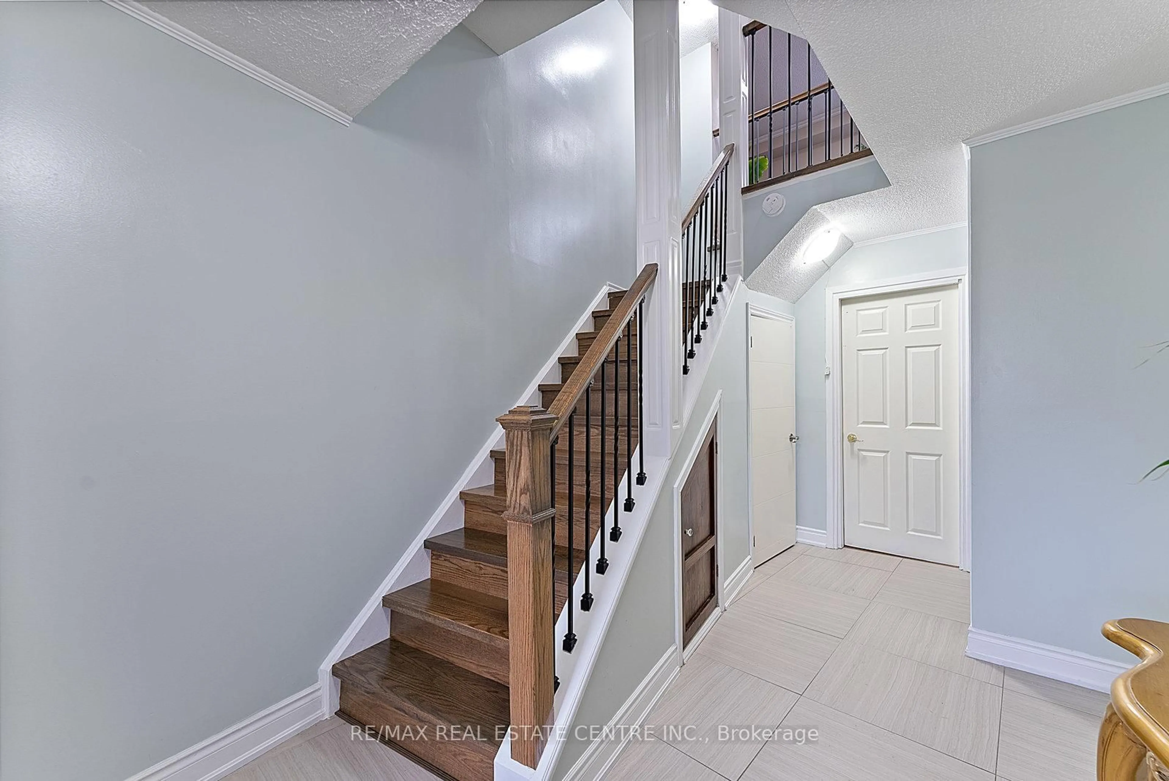 Unknown for 20 Ashton Cres, Brampton Ontario L6S 3J9