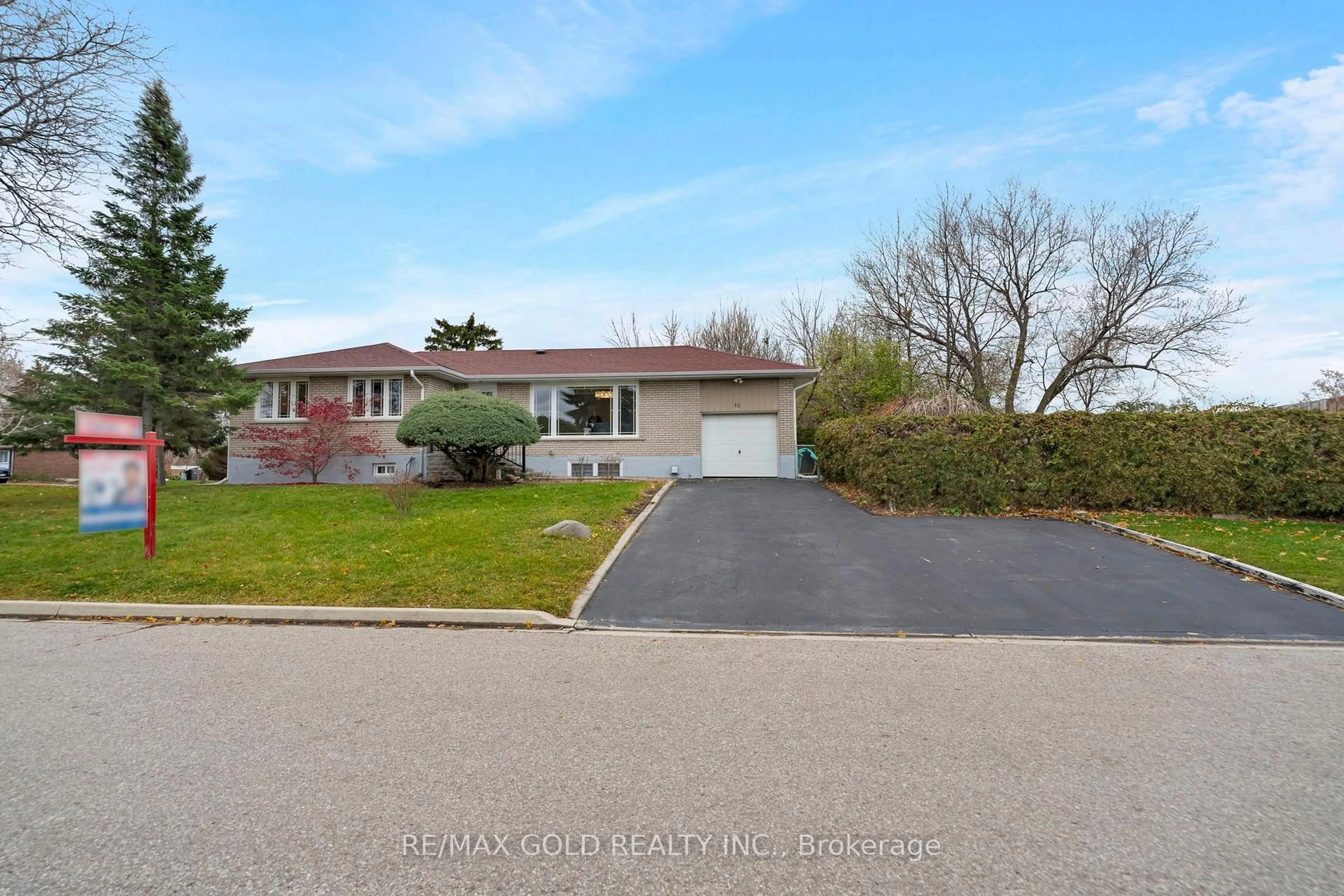 A pic from outside/outdoor area/front of a property/back of a property/a pic from drone, street for 10 Eringate Rd, Brampton Ontario L6T 3H5