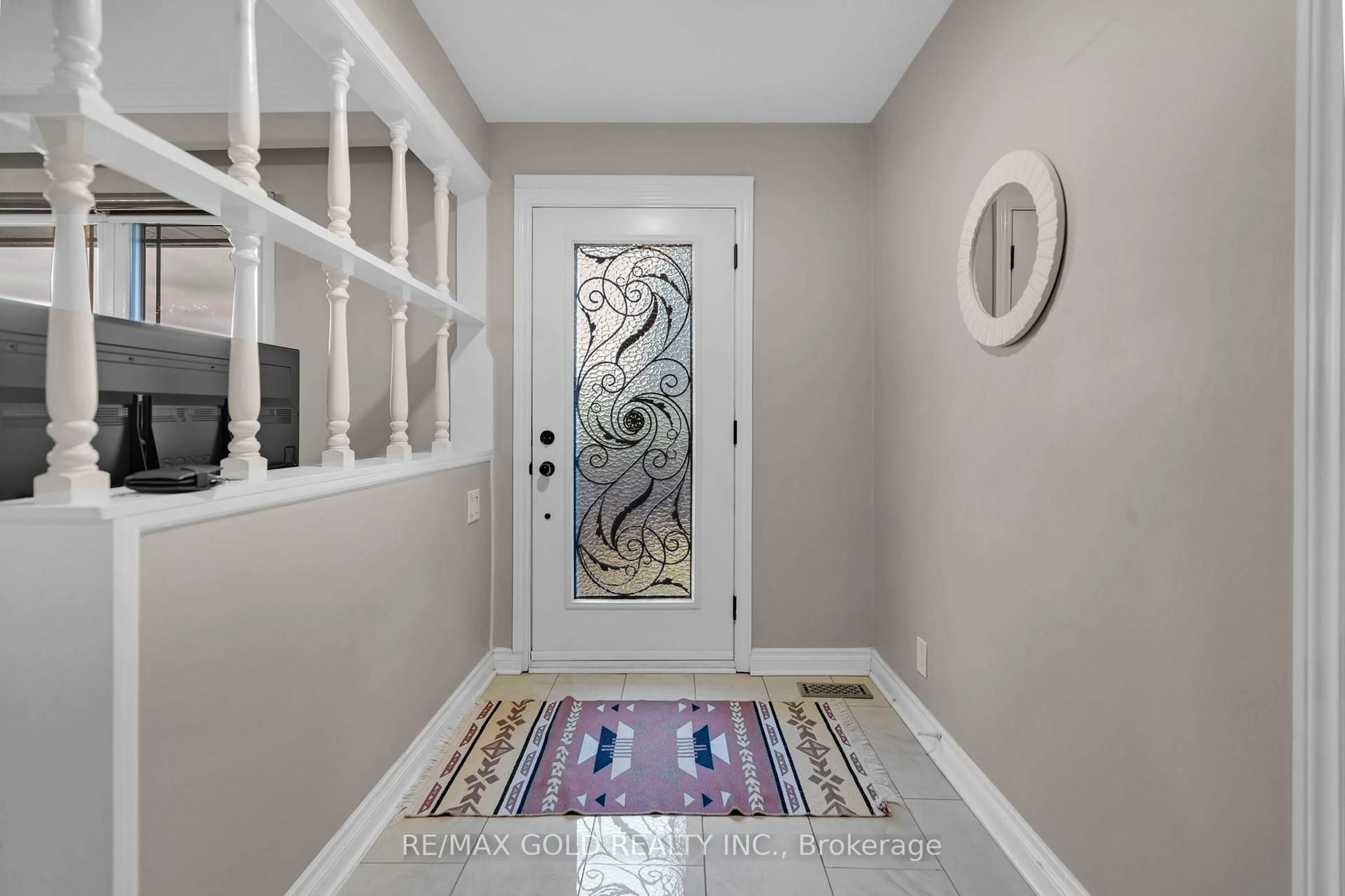 Indoor entryway for 10 Eringate Rd, Brampton Ontario L6T 3H5