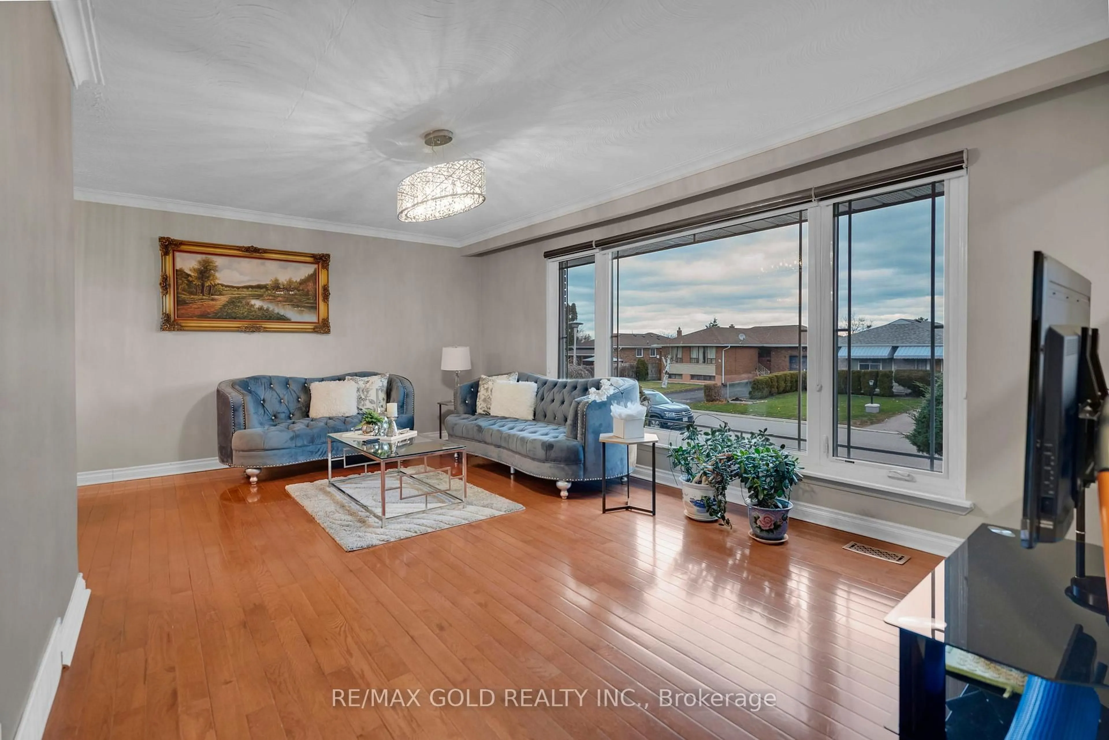 Living room with furniture, wood/laminate floor for 10 Eringate Rd, Brampton Ontario L6T 3H5