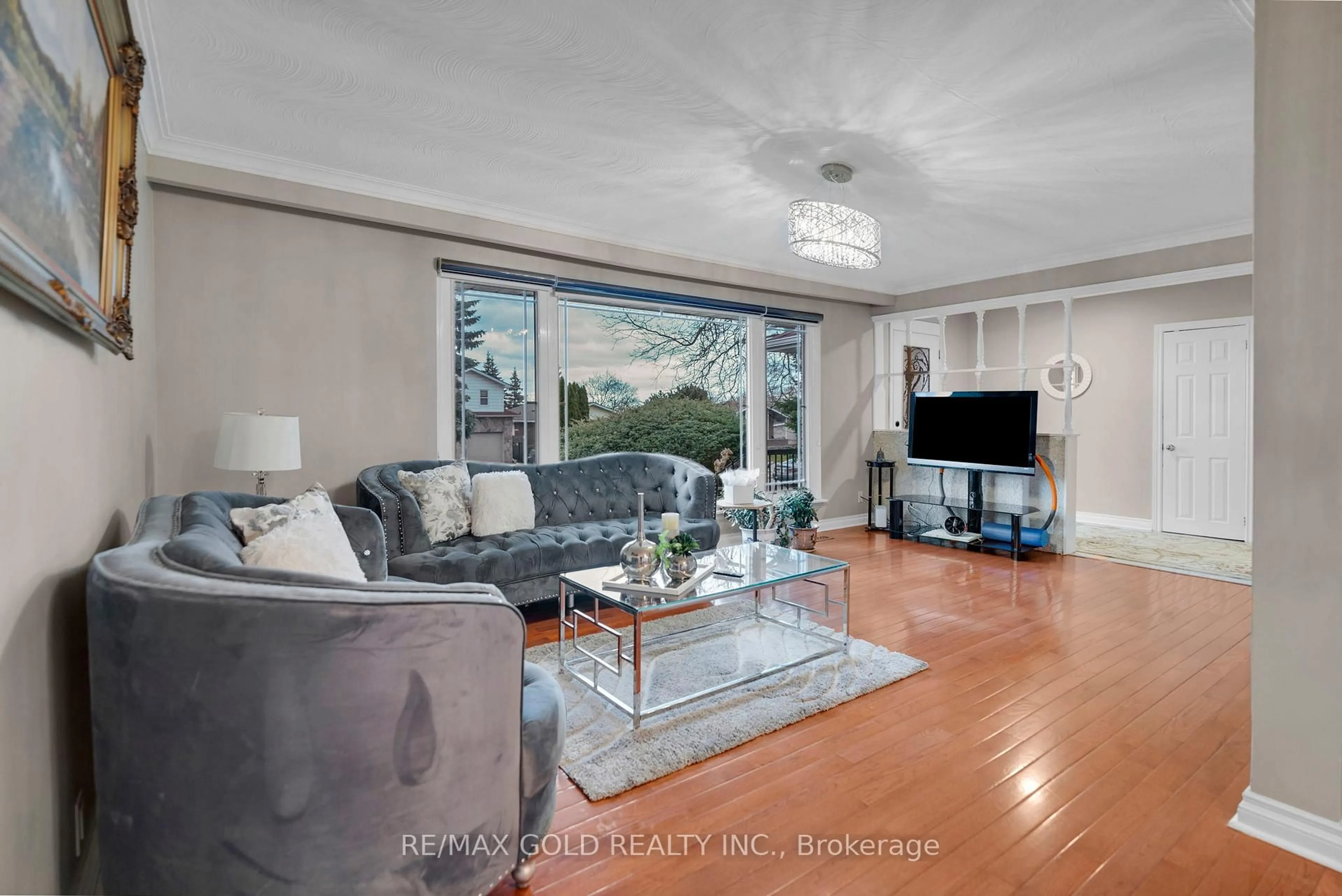 Living room with furniture, unknown for 10 Eringate Rd, Brampton Ontario L6T 3H5