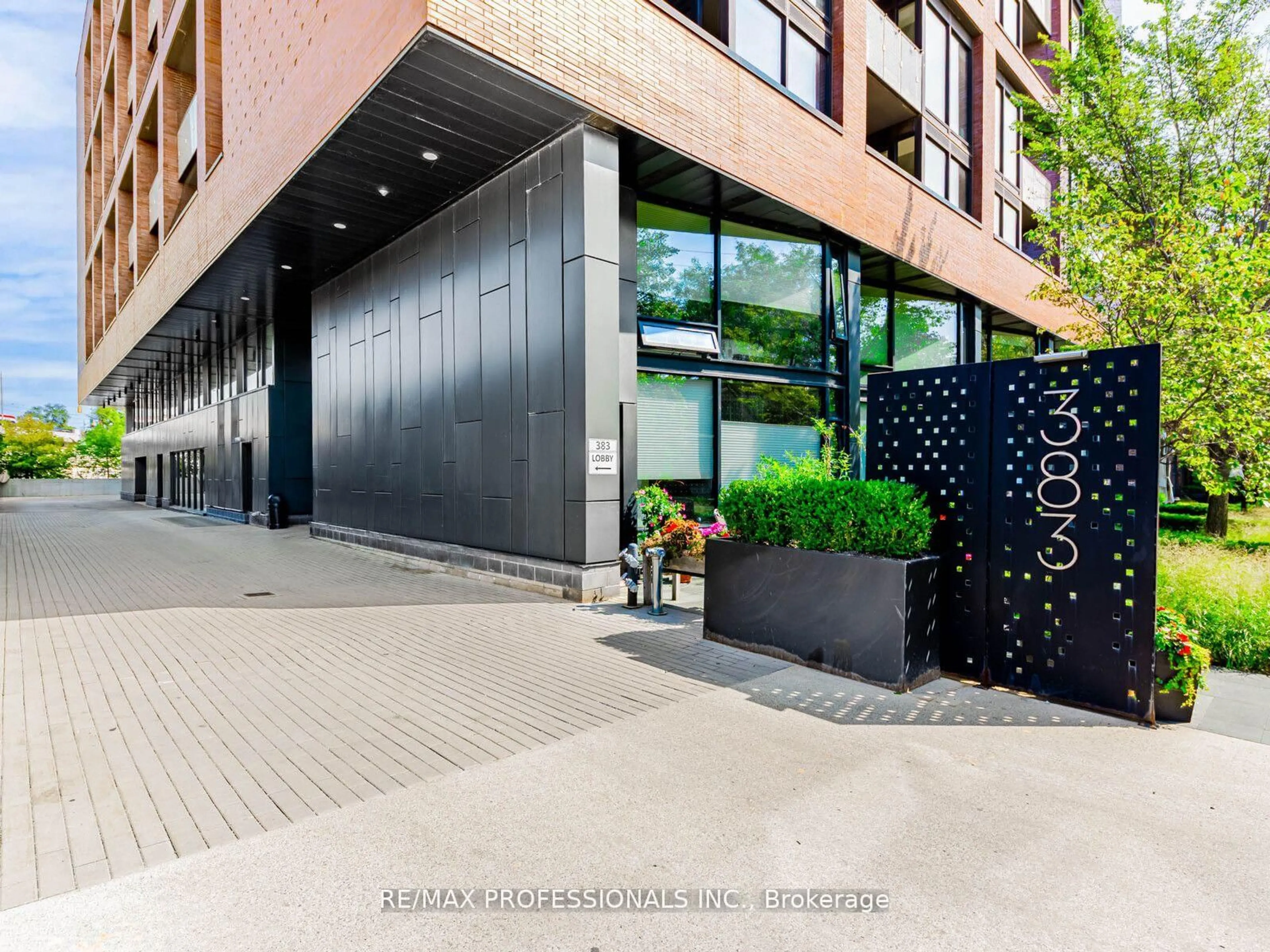 Indoor foyer for 383 Sorauren Ave #401, Toronto Ontario M6R 0A4