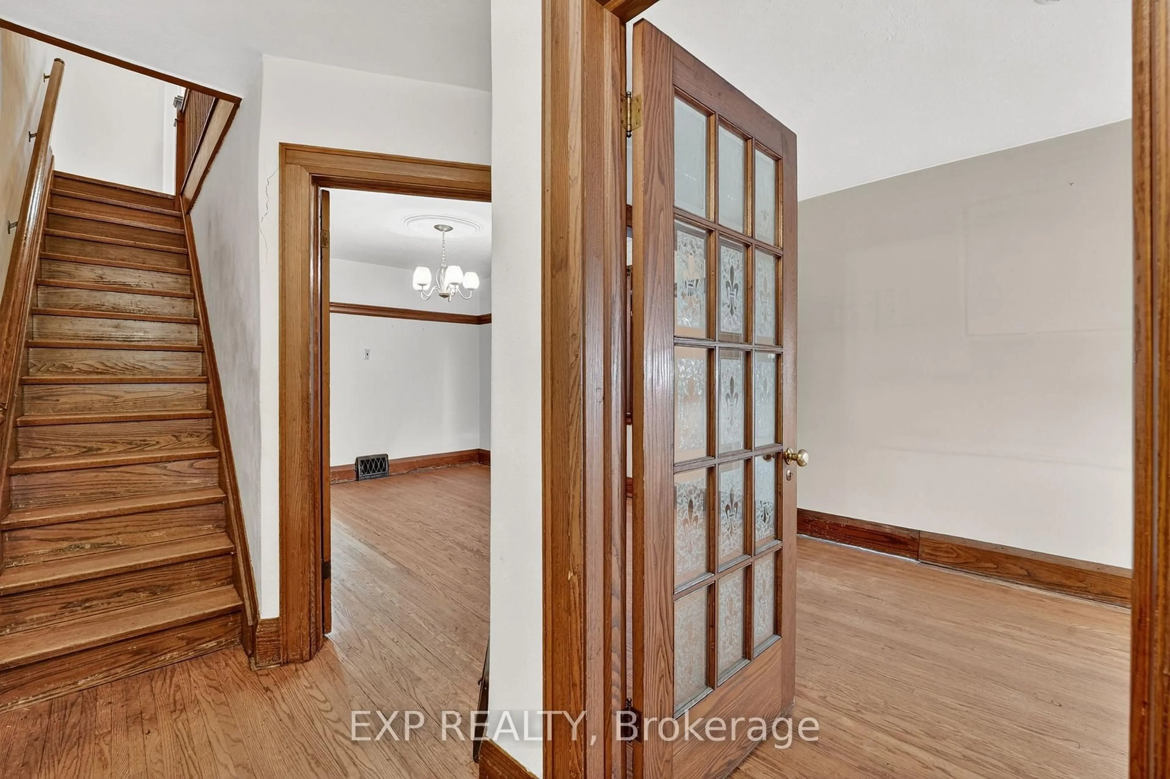 Indoor entryway for 648 Willard Ave, Toronto Ontario M6S 3S4