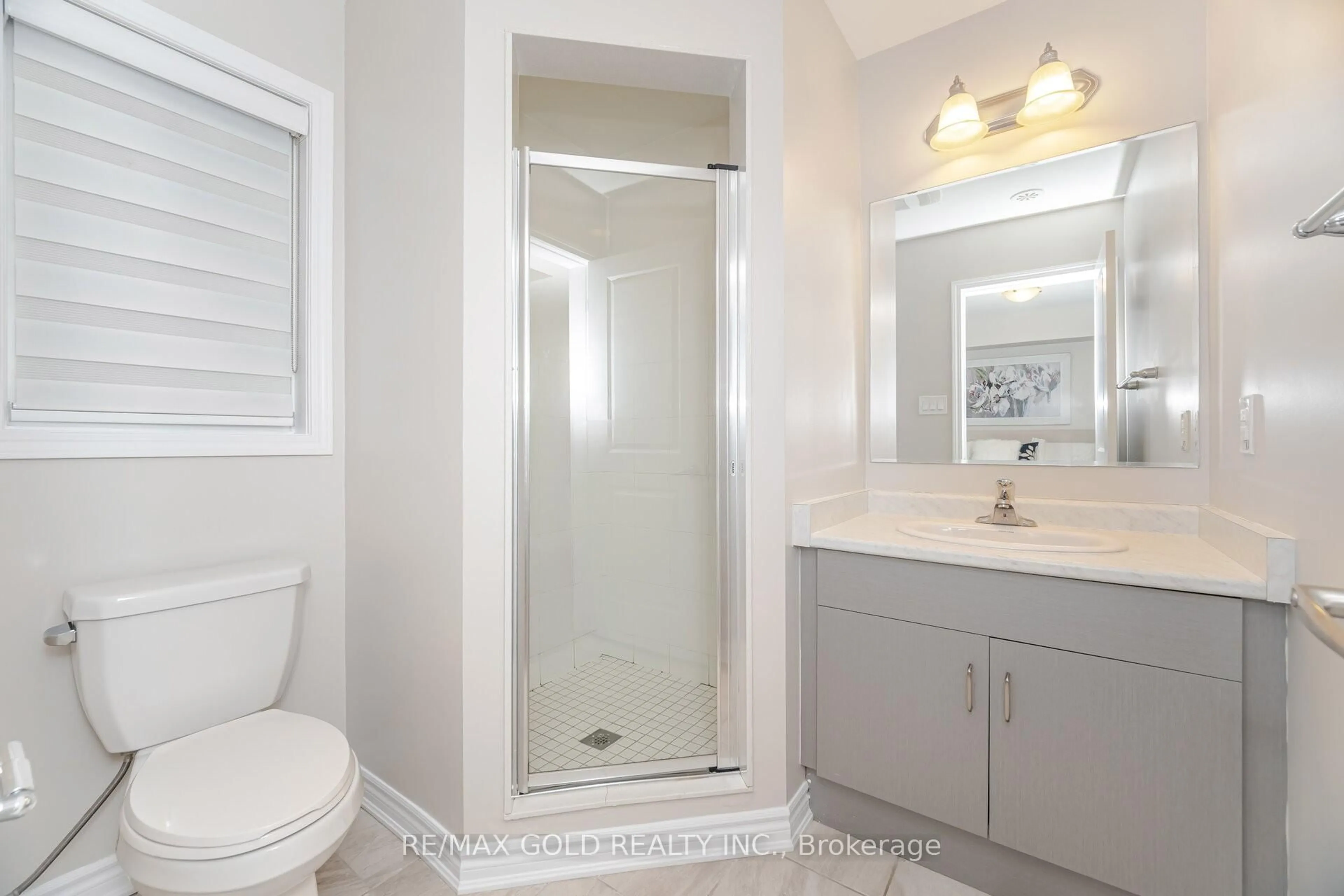 Standard bathroom, ceramic/tile floor for 75 Baycliffe Cres, Brampton Ontario L7A 3Z1