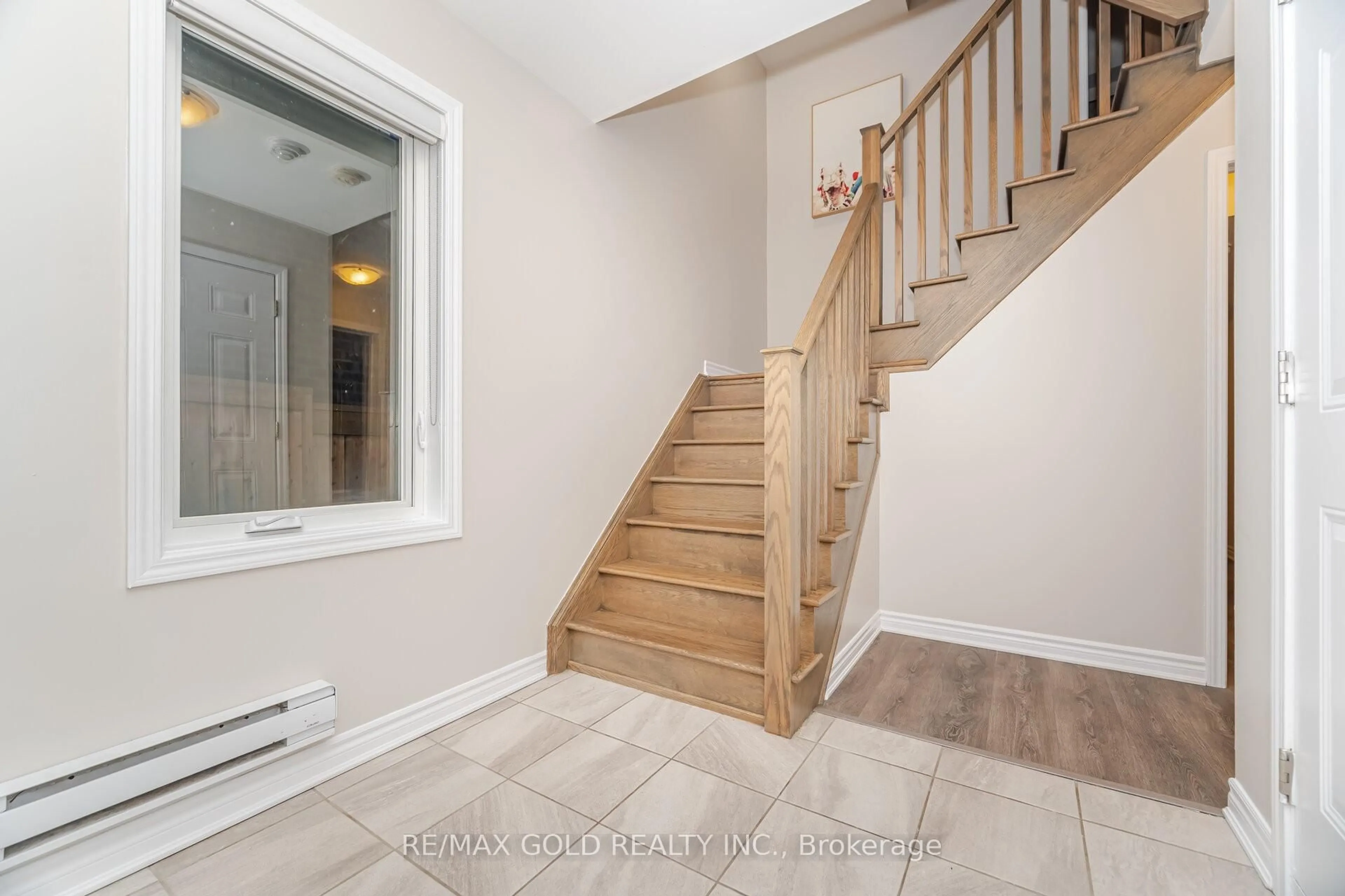 Indoor entryway for 75 Baycliffe Cres, Brampton Ontario L7A 3Z1