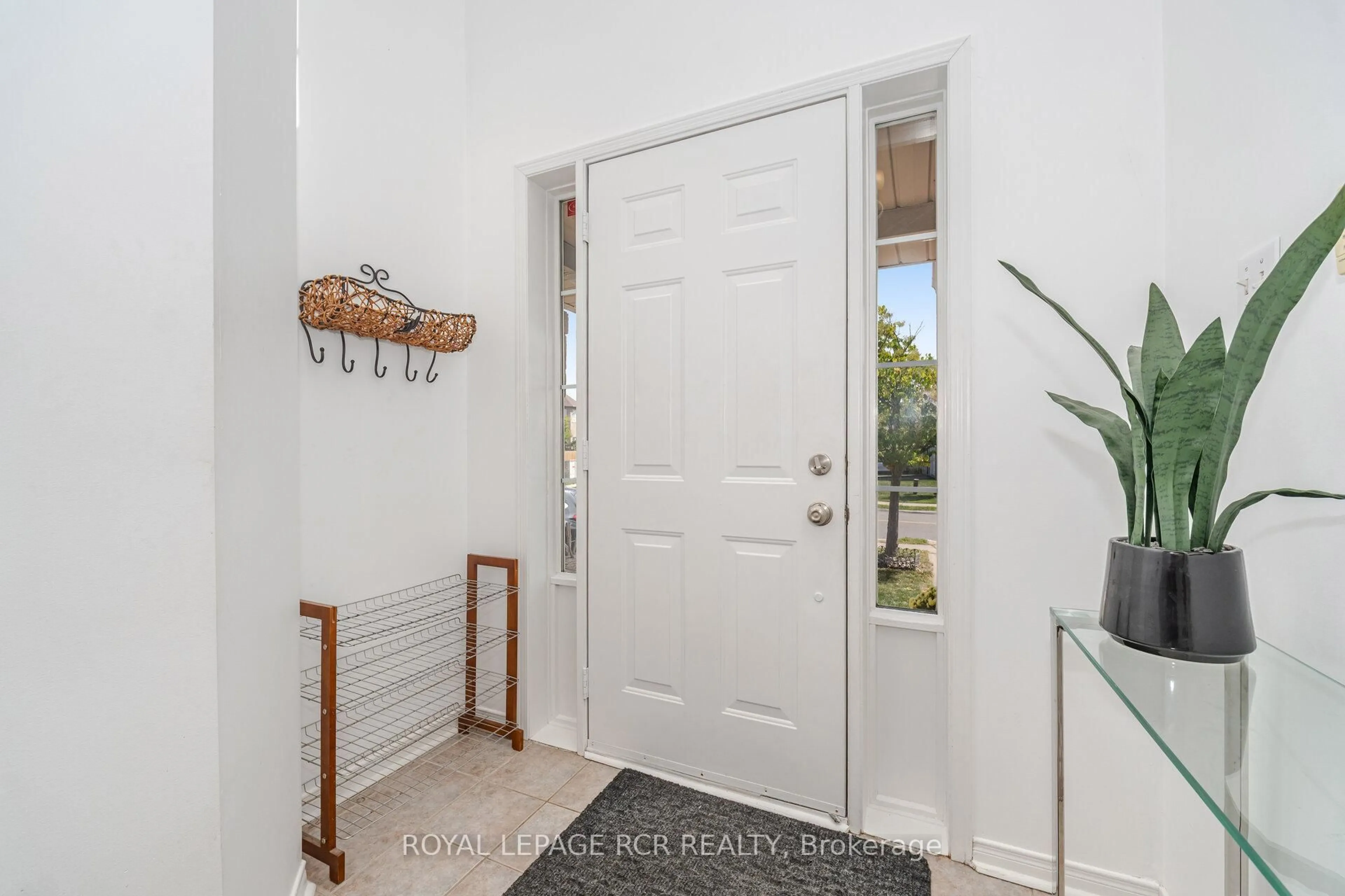 Indoor entryway for 119 Sundridge St, Brampton Ontario L7A 1J8