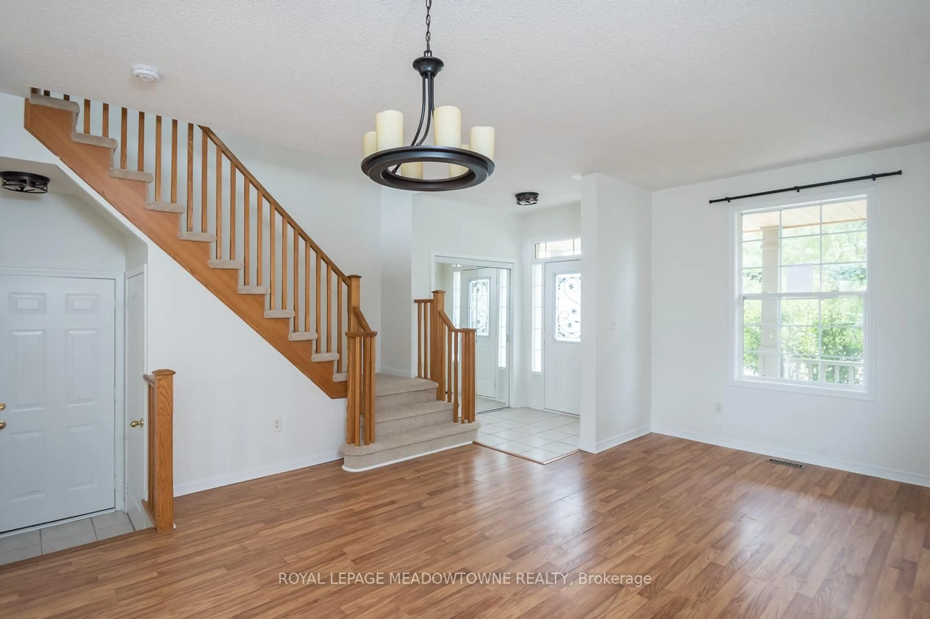 Indoor entryway for 833 Watson Terr, Milton Ontario L9T 5Z8