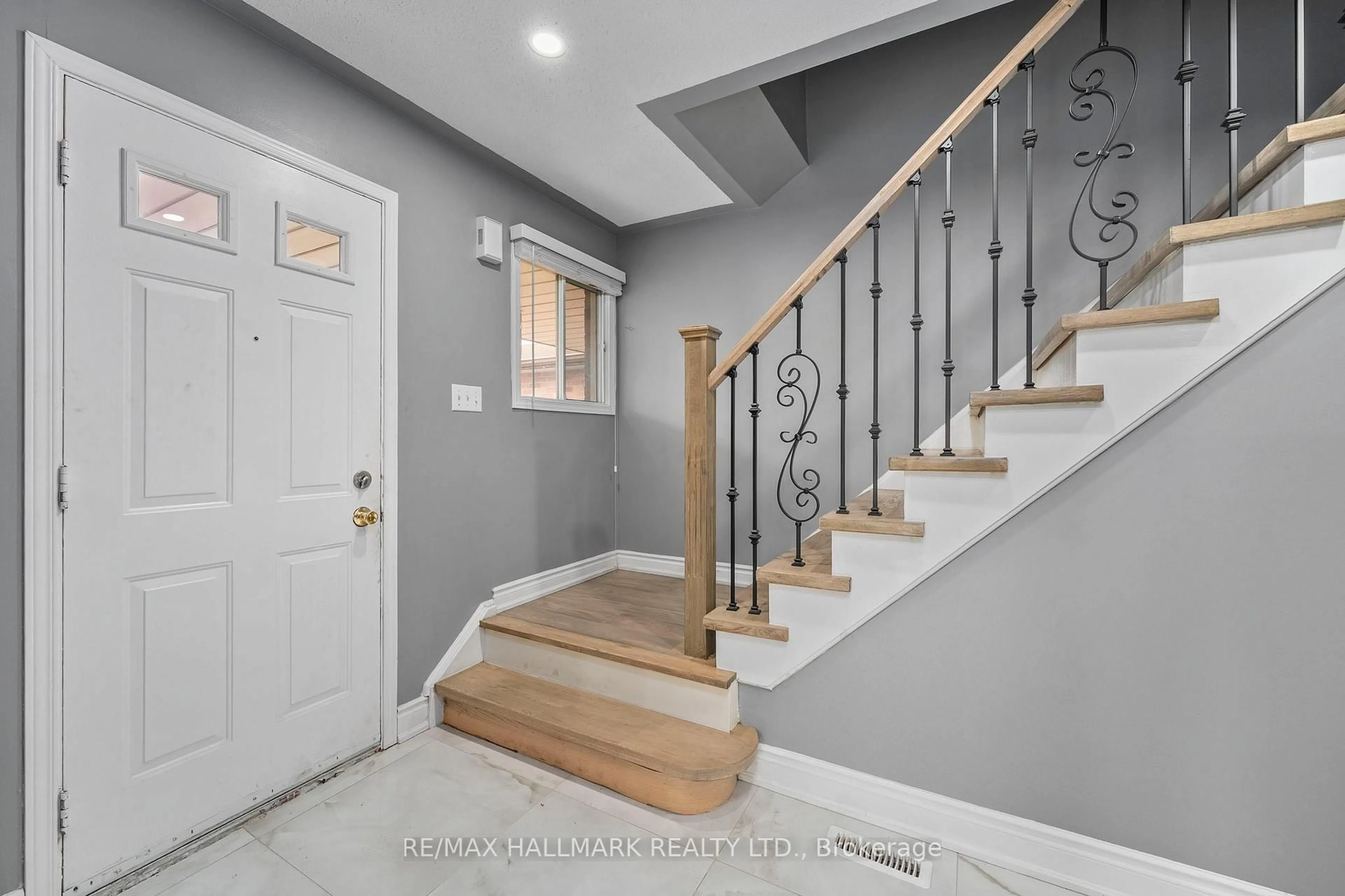 Indoor entryway for 62 Bramhall Circ, Brampton Ontario L6V 2G4