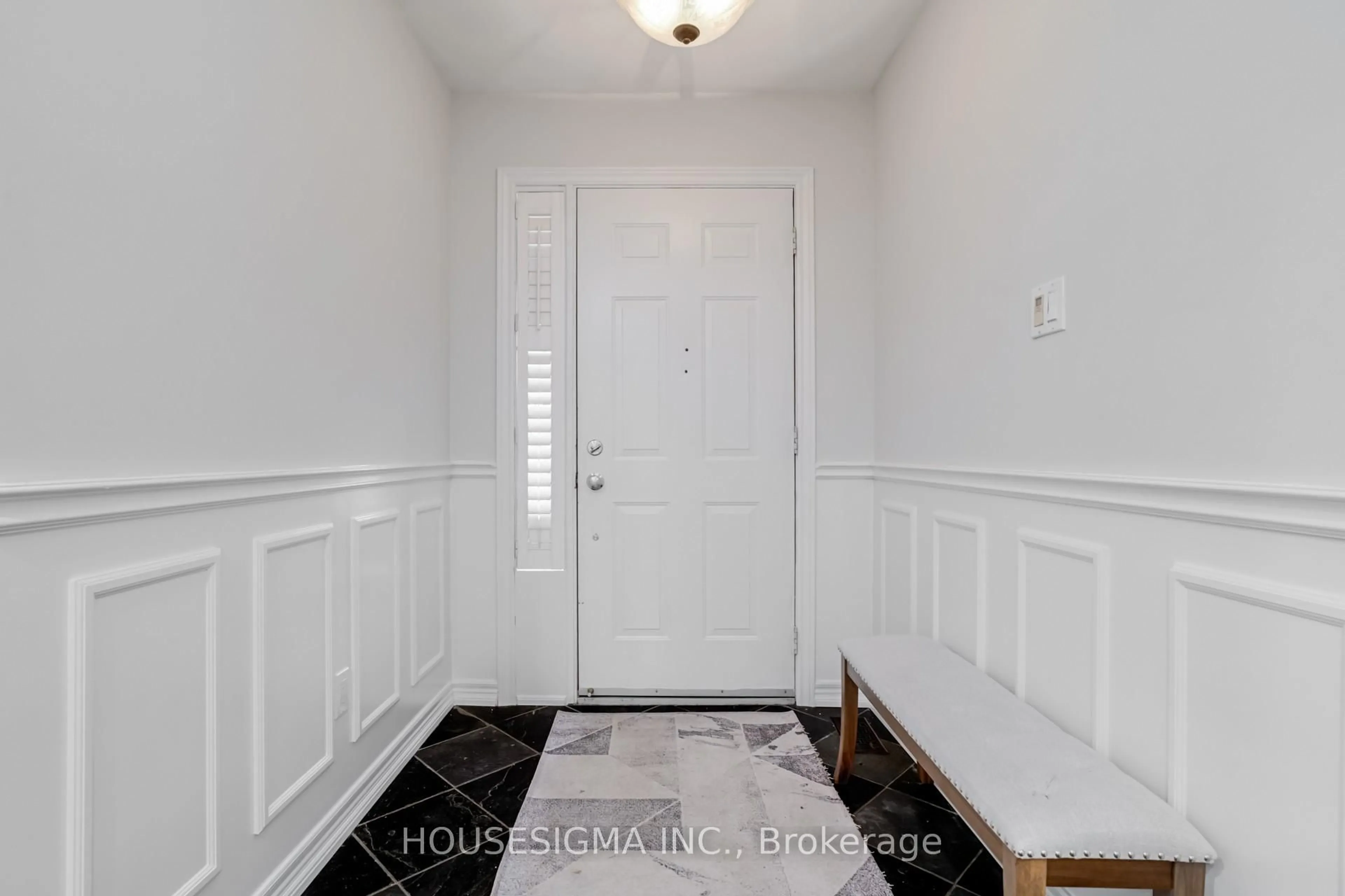 Indoor entryway for 1475 Ravensmoor Cres, Mississauga Ontario L5M 3L4