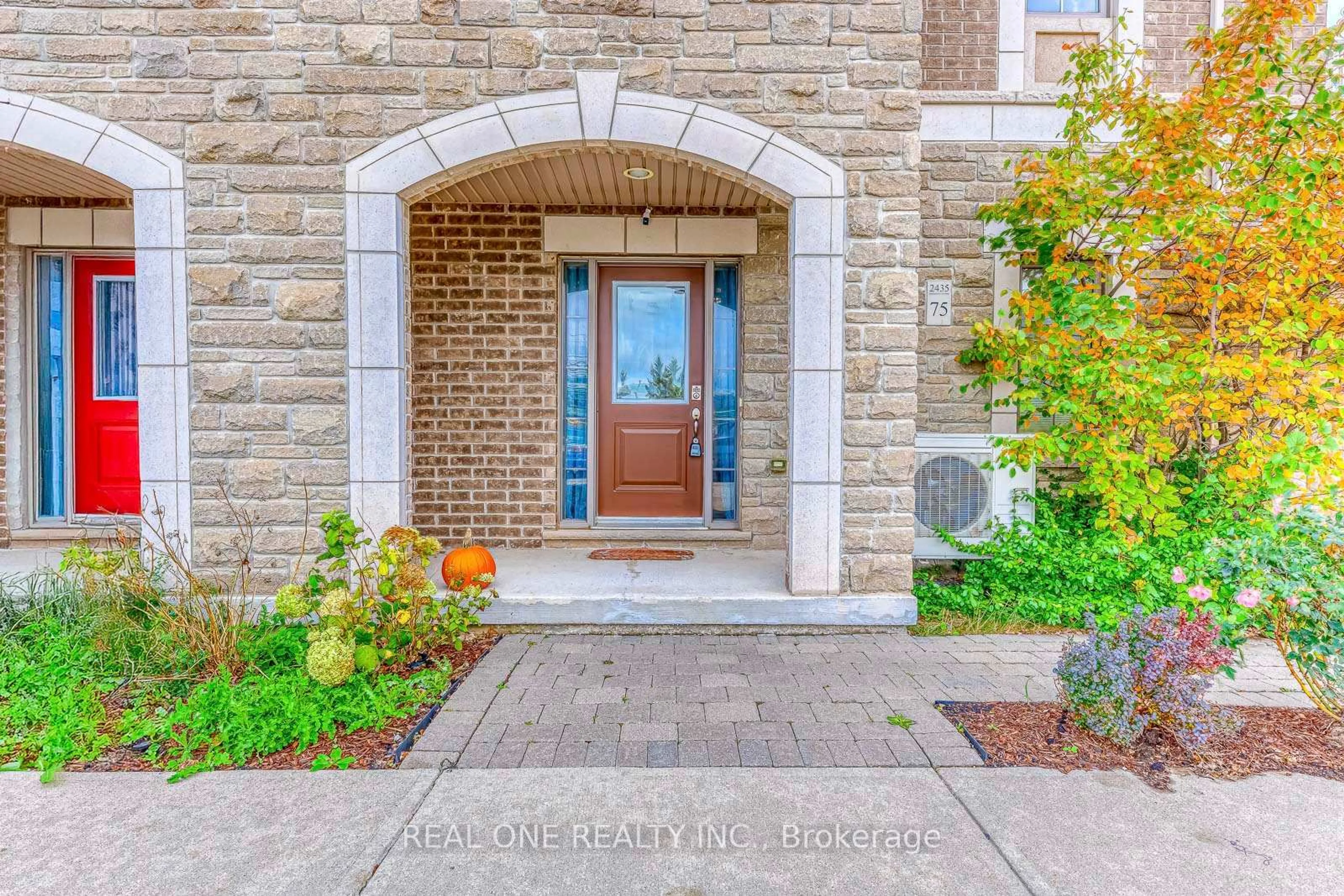 Indoor entryway for 2435 Greenwich Dr #75, Oakville Ontario L6M 0S4