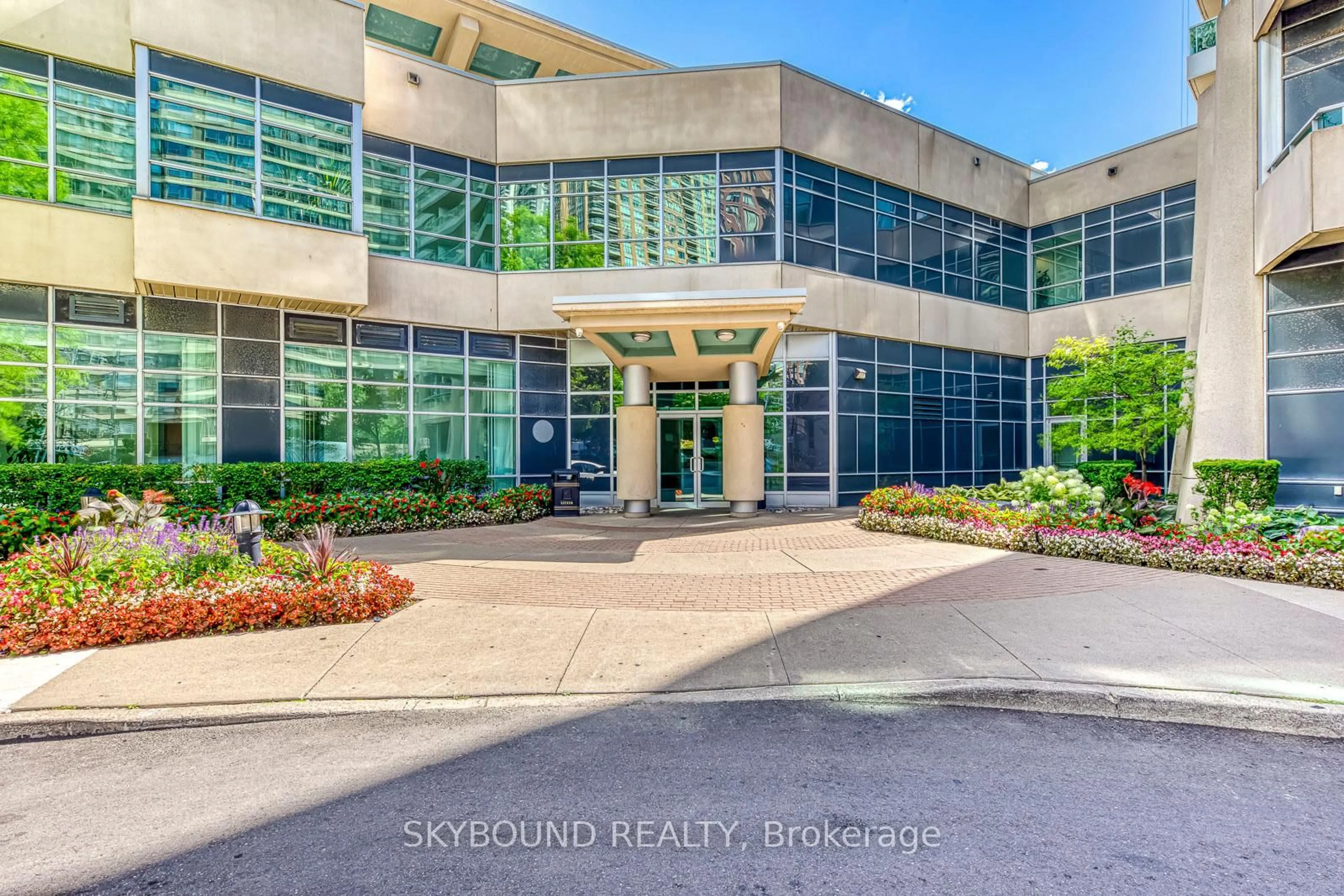 Indoor foyer for 33 Elm Dr #913, Mississauga Ontario L5B 4M2