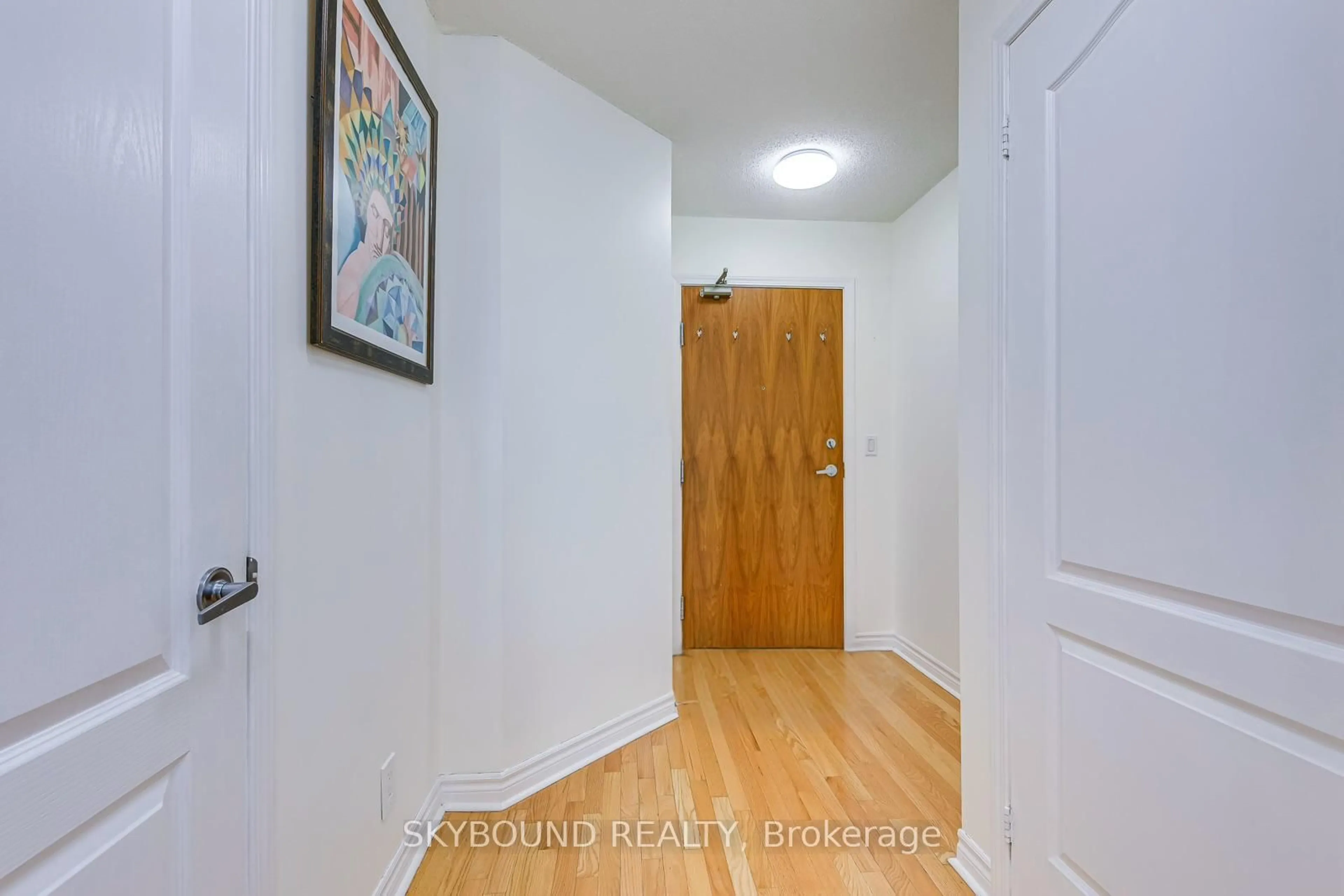 Indoor entryway for 33 Elm Dr #913, Mississauga Ontario L5B 4M2