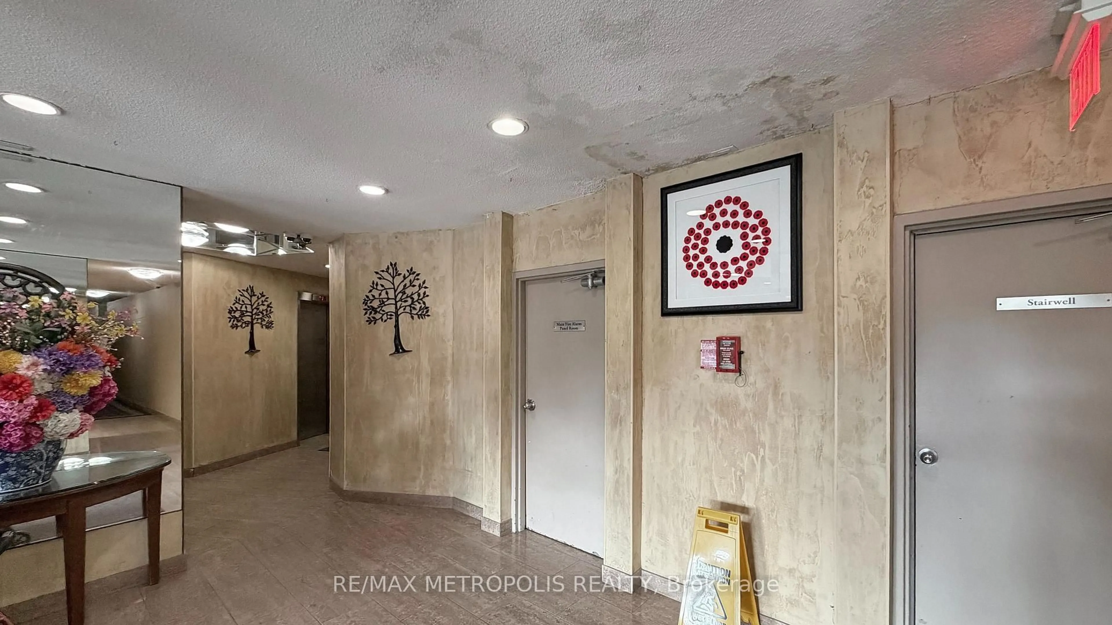 Indoor foyer for 10 Martha Eaton Way #713, Toronto Ontario M6M 5B3