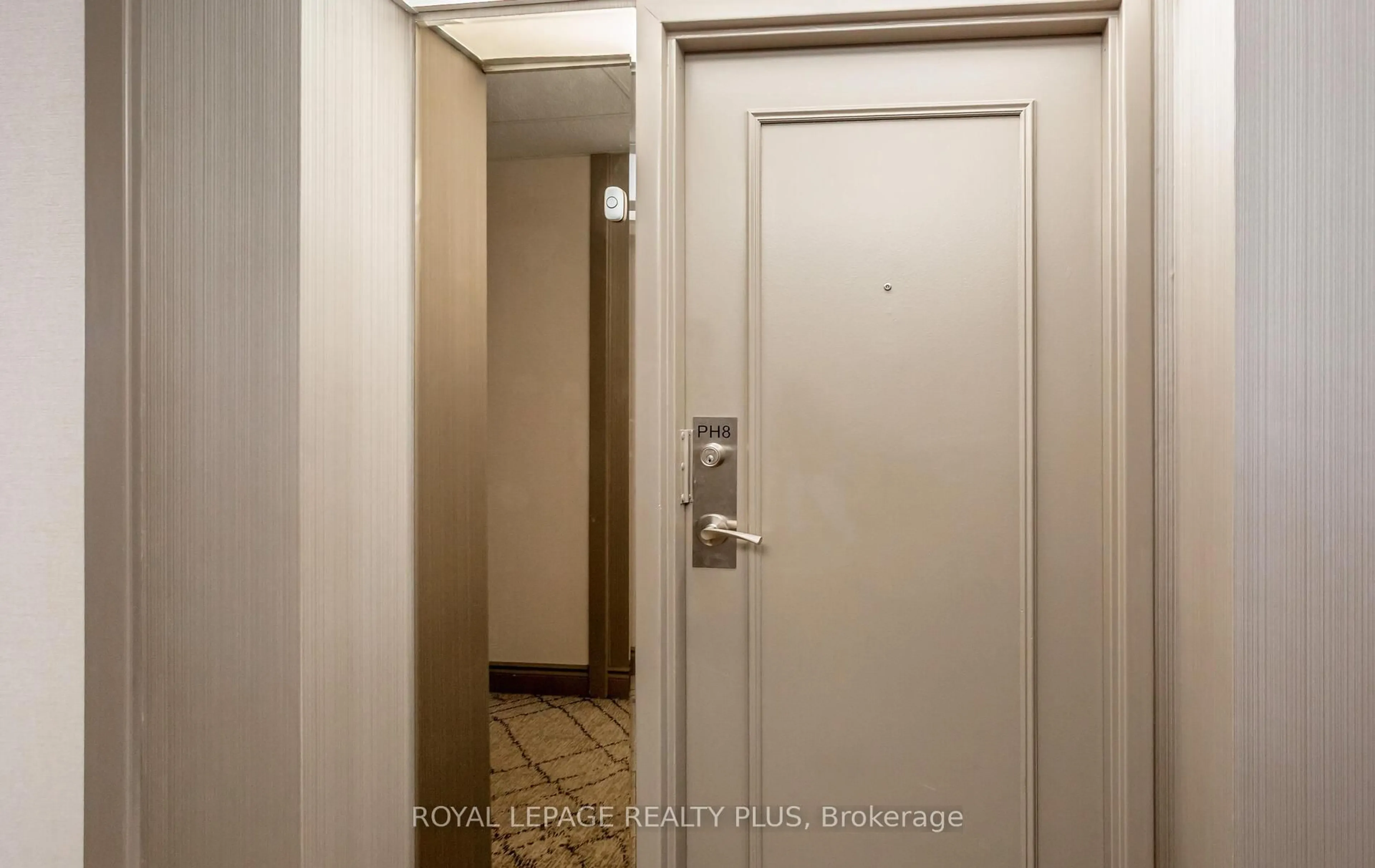 Indoor entryway for 5 Lisa St #PH8, Brampton Ontario L6T 4T4