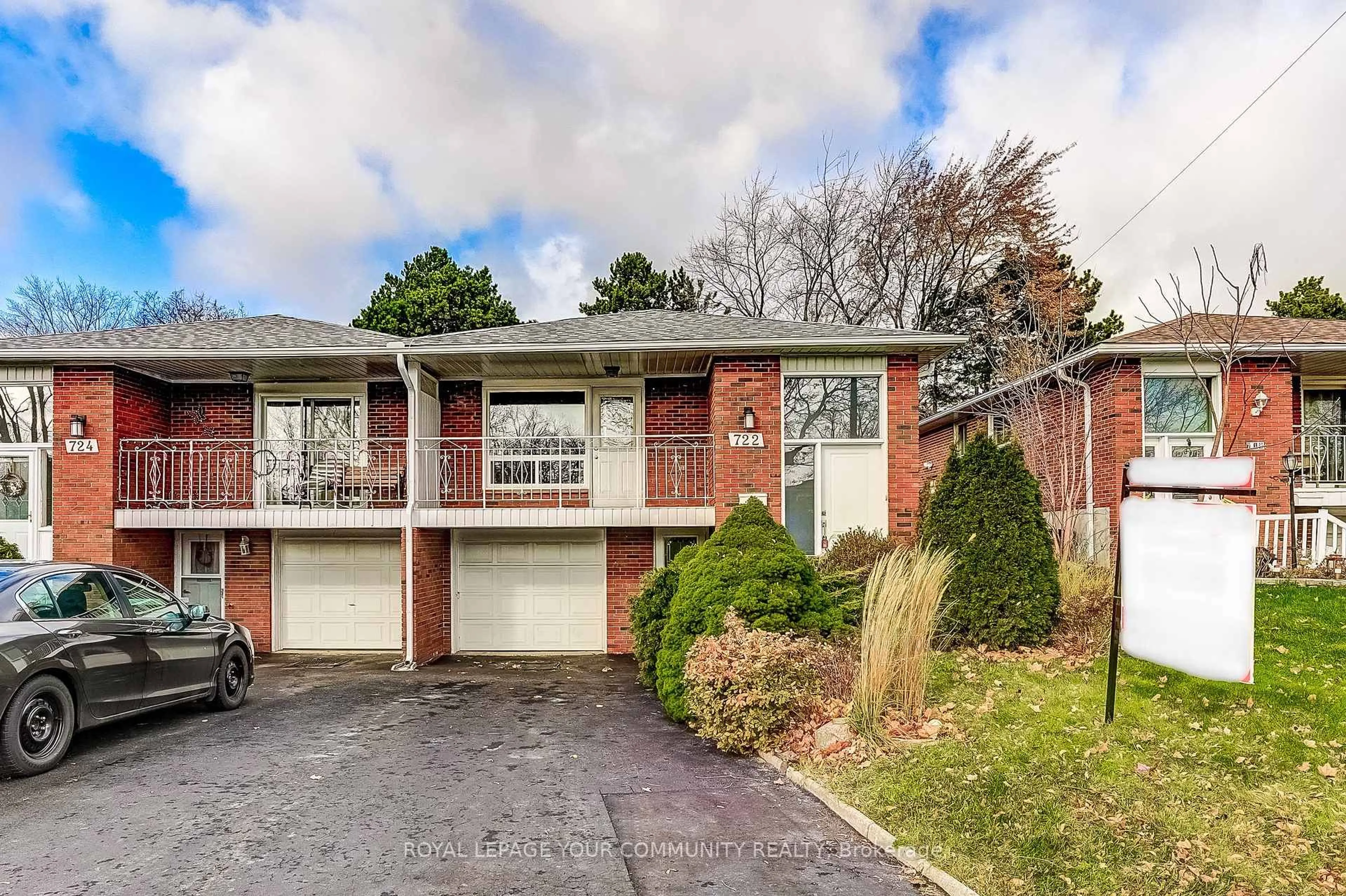 Home with brick exterior material, street for 722 Green Meadow Cres, Mississauga Ontario L5A 2V2