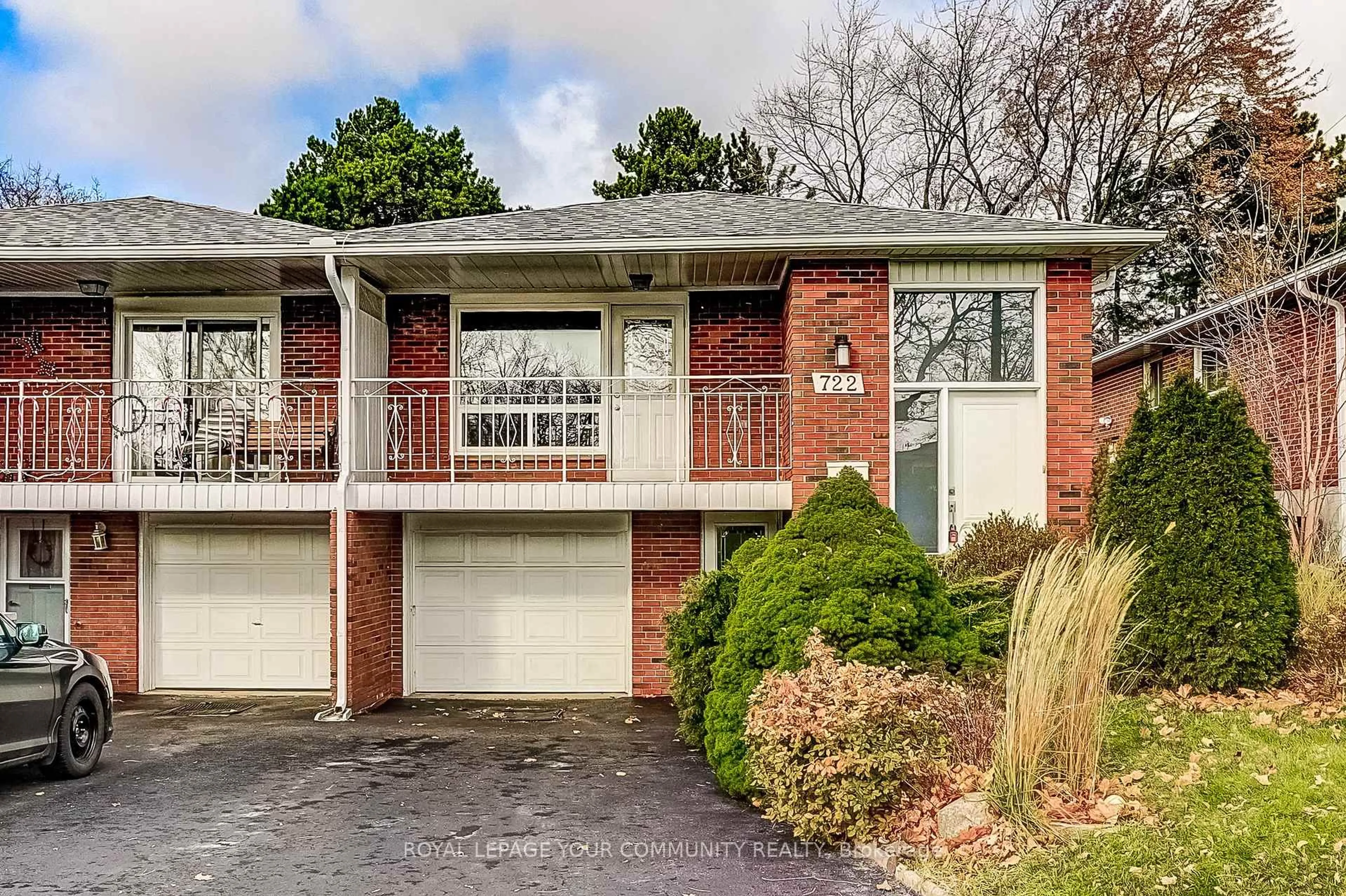 Home with brick exterior material, street for 722 Green Meadow Cres, Mississauga Ontario L5A 2V2