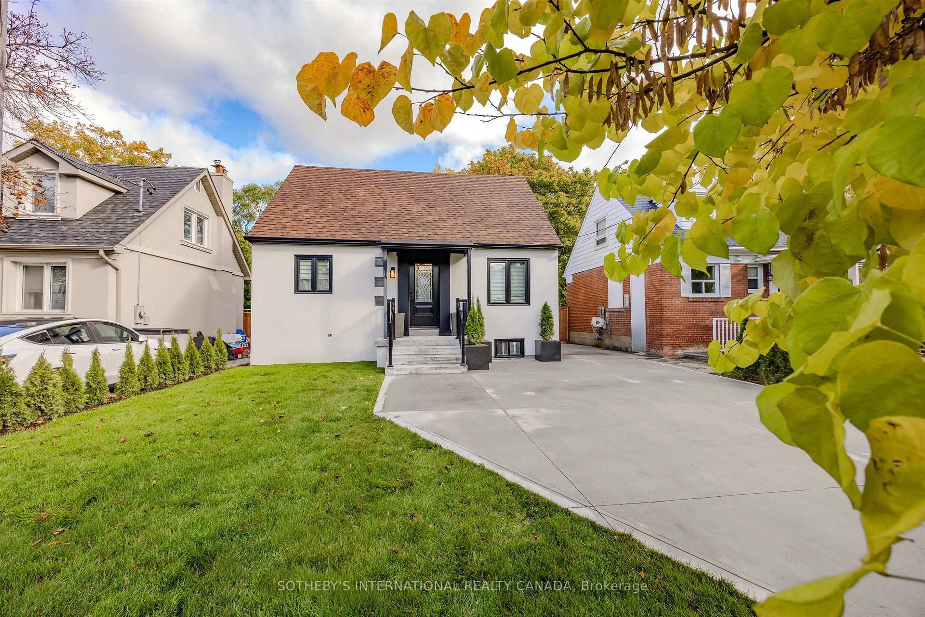 A pic from outside/outdoor area/front of a property/back of a property/a pic from drone, street for 43 Riverview Hts, Toronto Ontario M9P 2N3