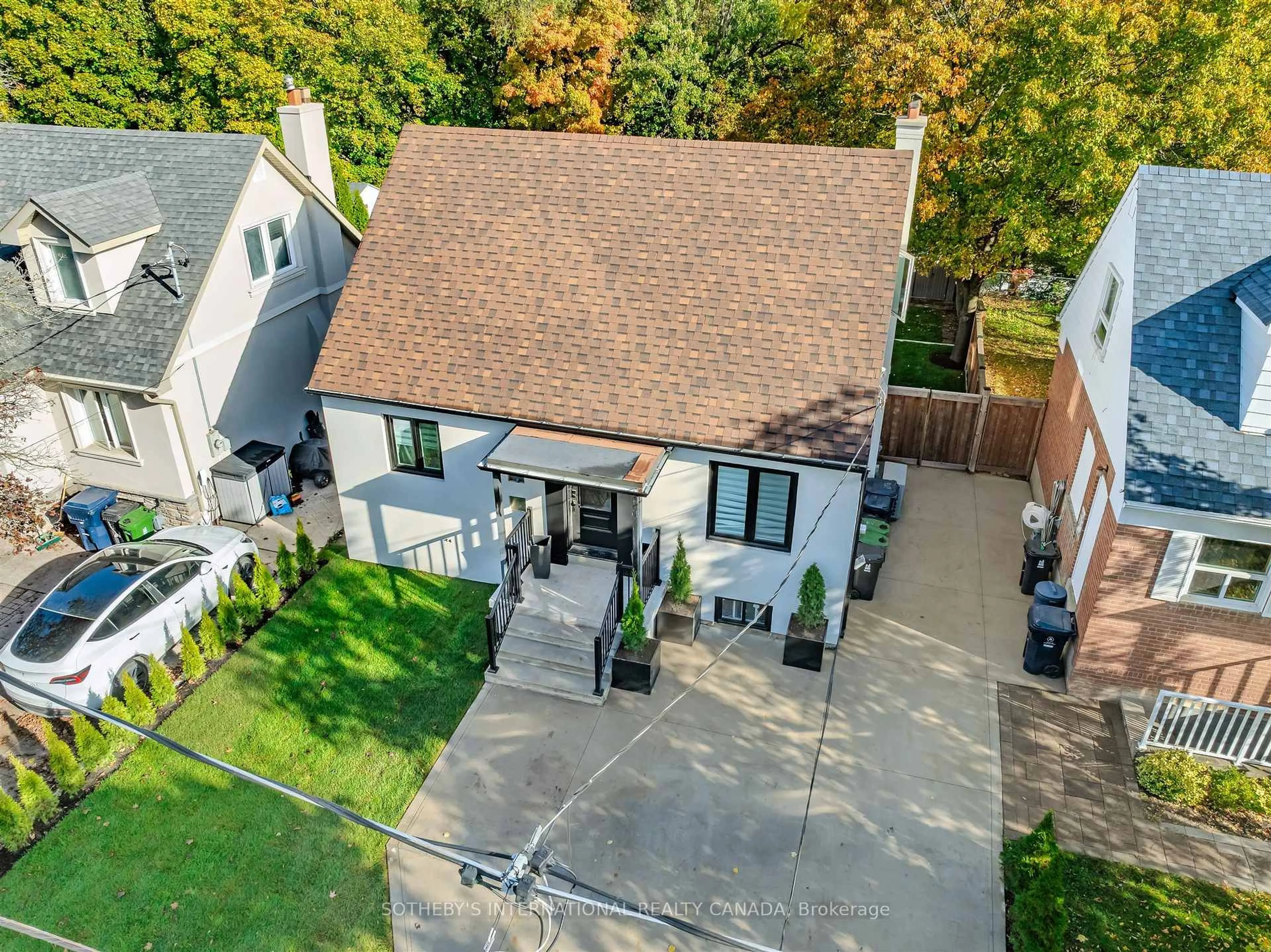 A pic from outside/outdoor area/front of a property/back of a property/a pic from drone, street for 43 Riverview Hts, Toronto Ontario M9P 2N3