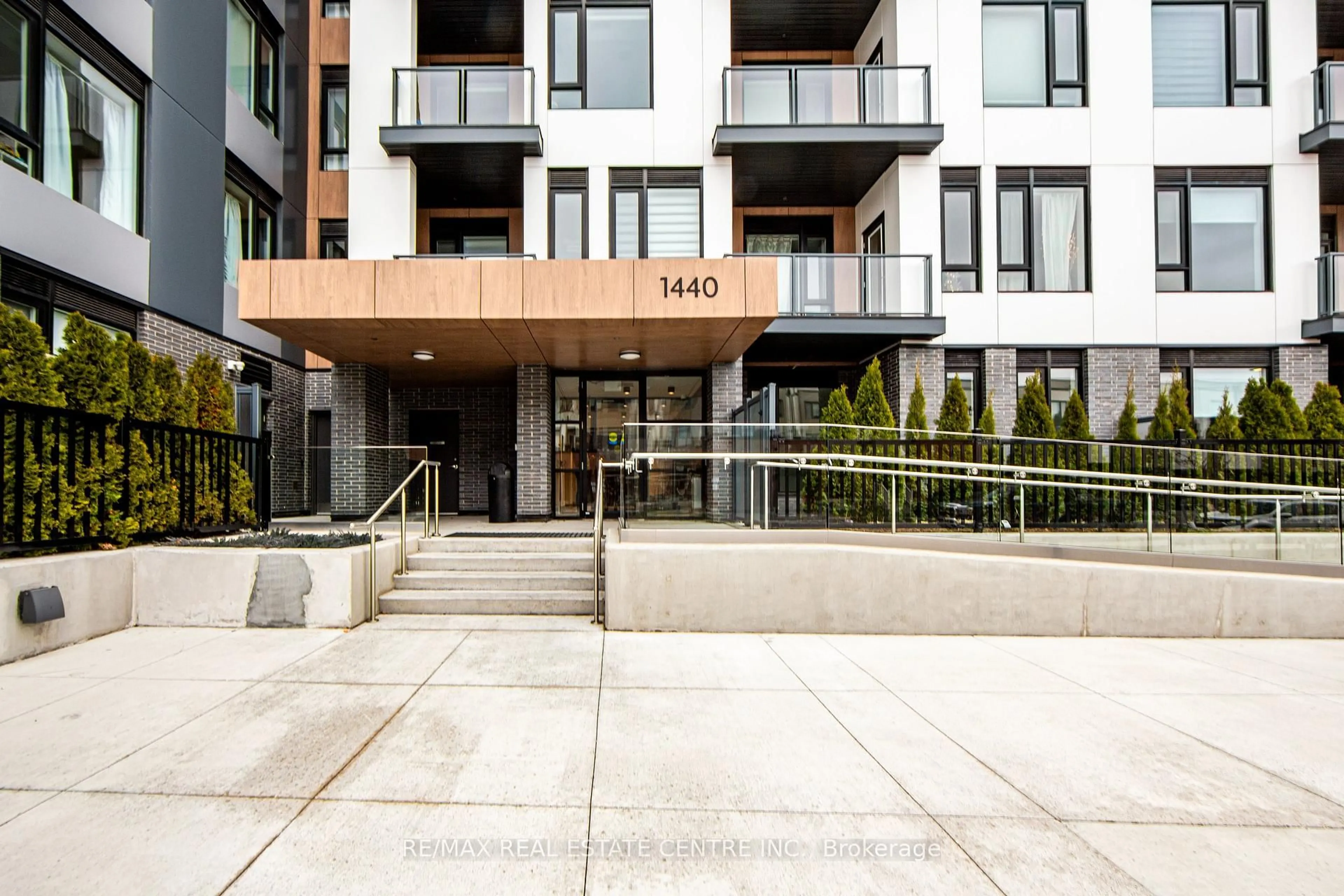 Patio, street for 1440 CLARRIAGE Crt, Milton Ontario L9E 1B3