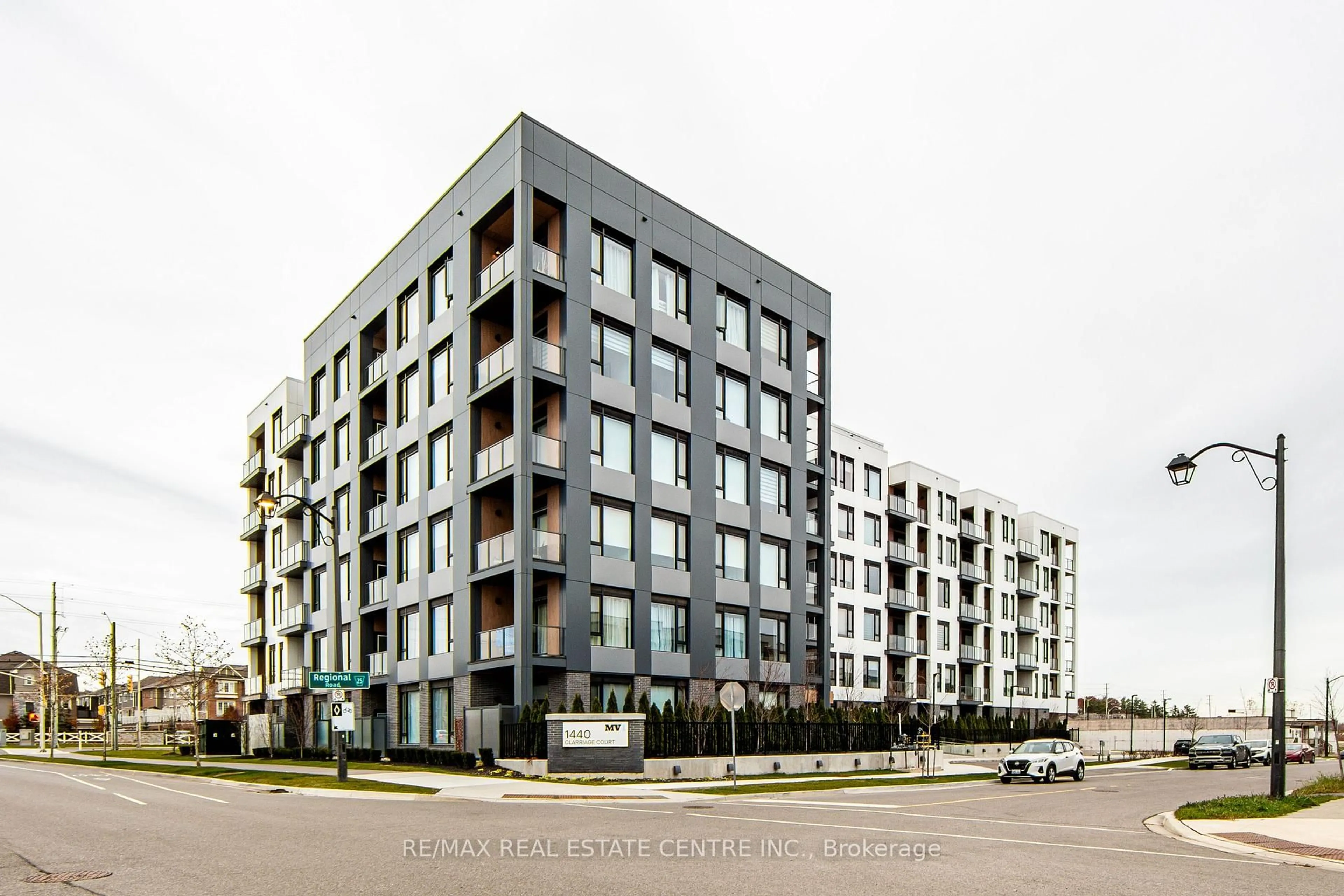 Patio, building for 1440 CLARRIAGE Crt, Milton Ontario L9E 1B3