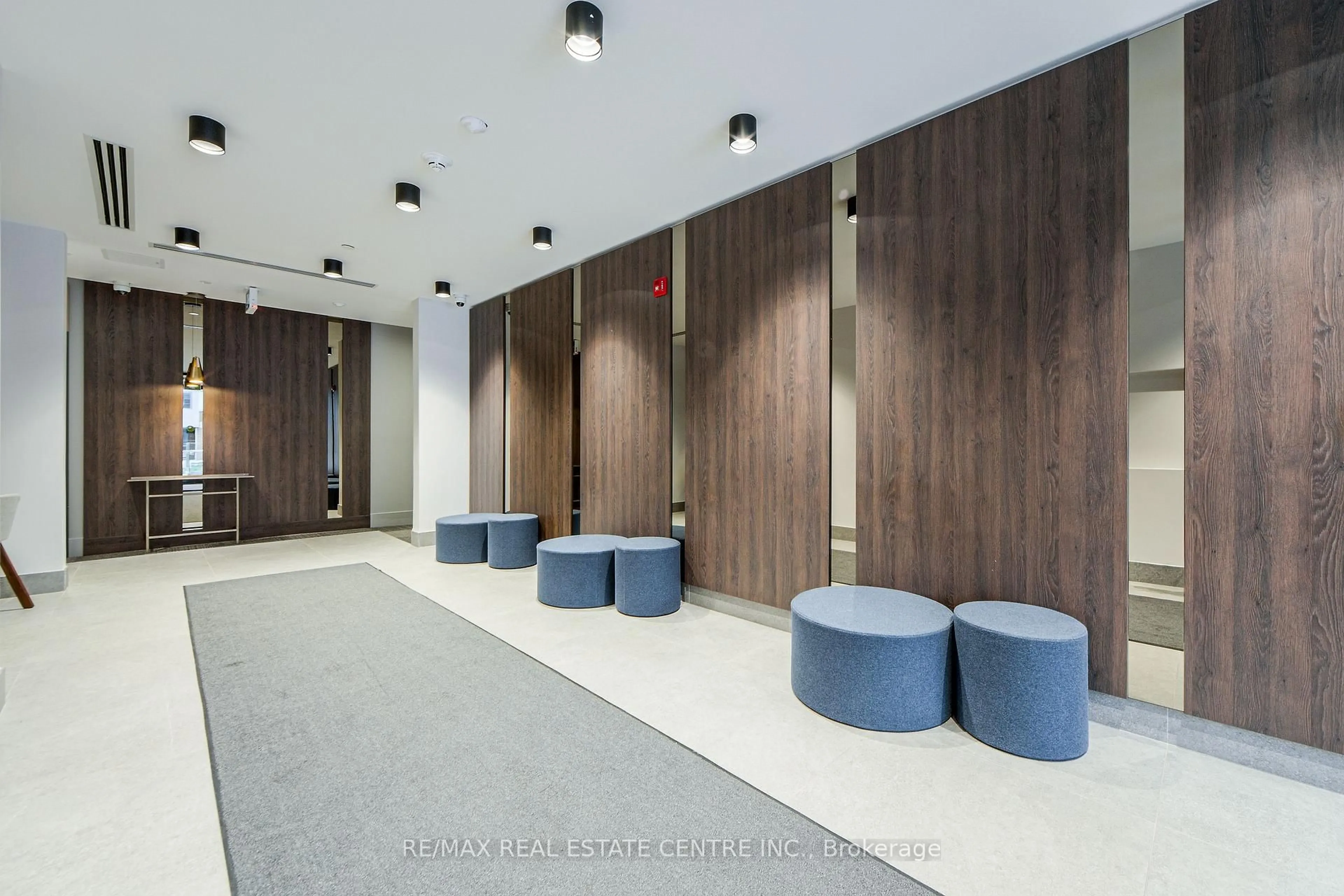 Indoor foyer for 1440 CLARRIAGE Crt, Milton Ontario L9E 1B3