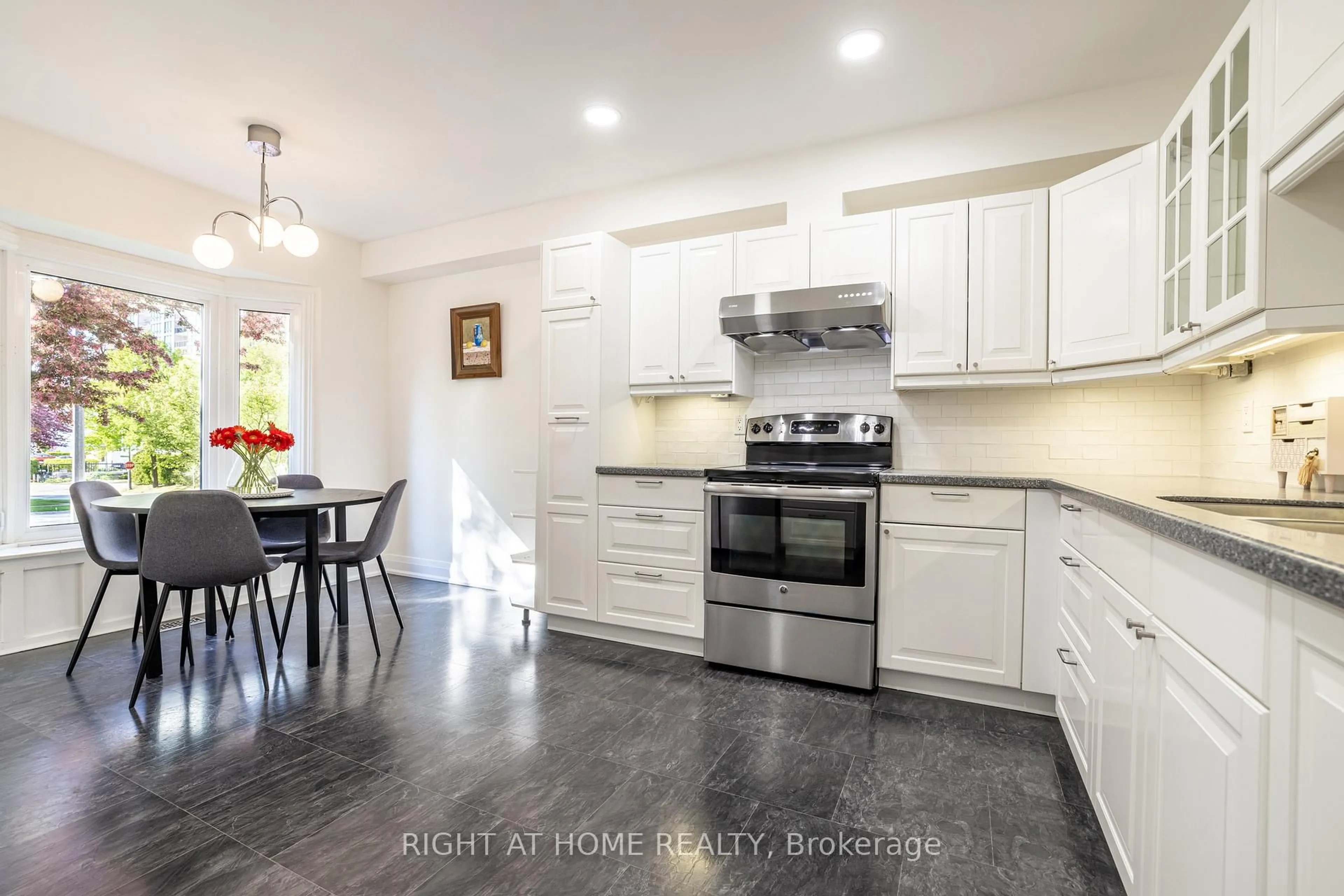 Open concept kitchen, ceramic/tile floor for 67 Windhaven Pl, Oakville Ontario L6L 6L1