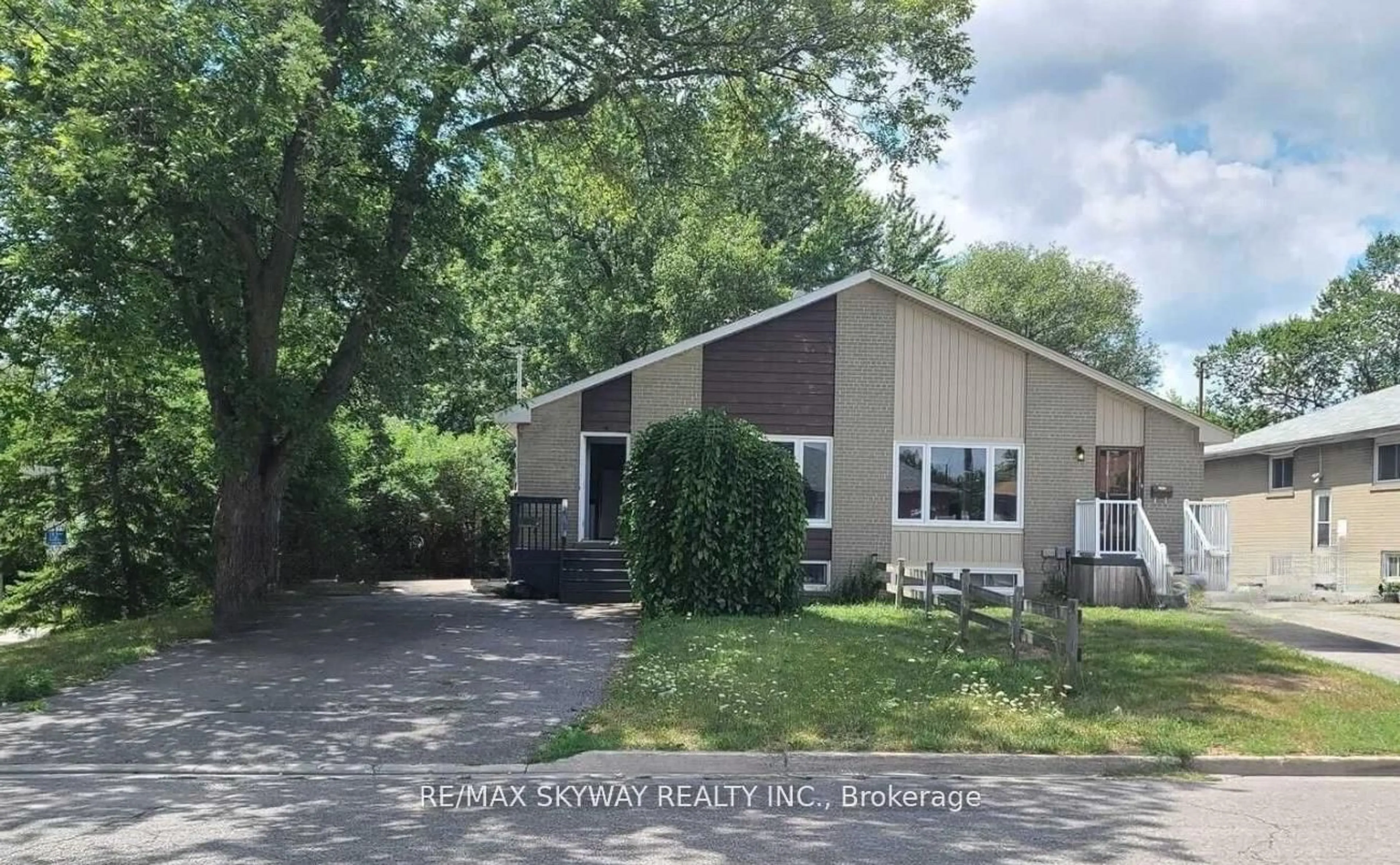 Home with vinyl exterior material, street for 55 Fairglen Ave, Brampton Ontario L6X 1K7