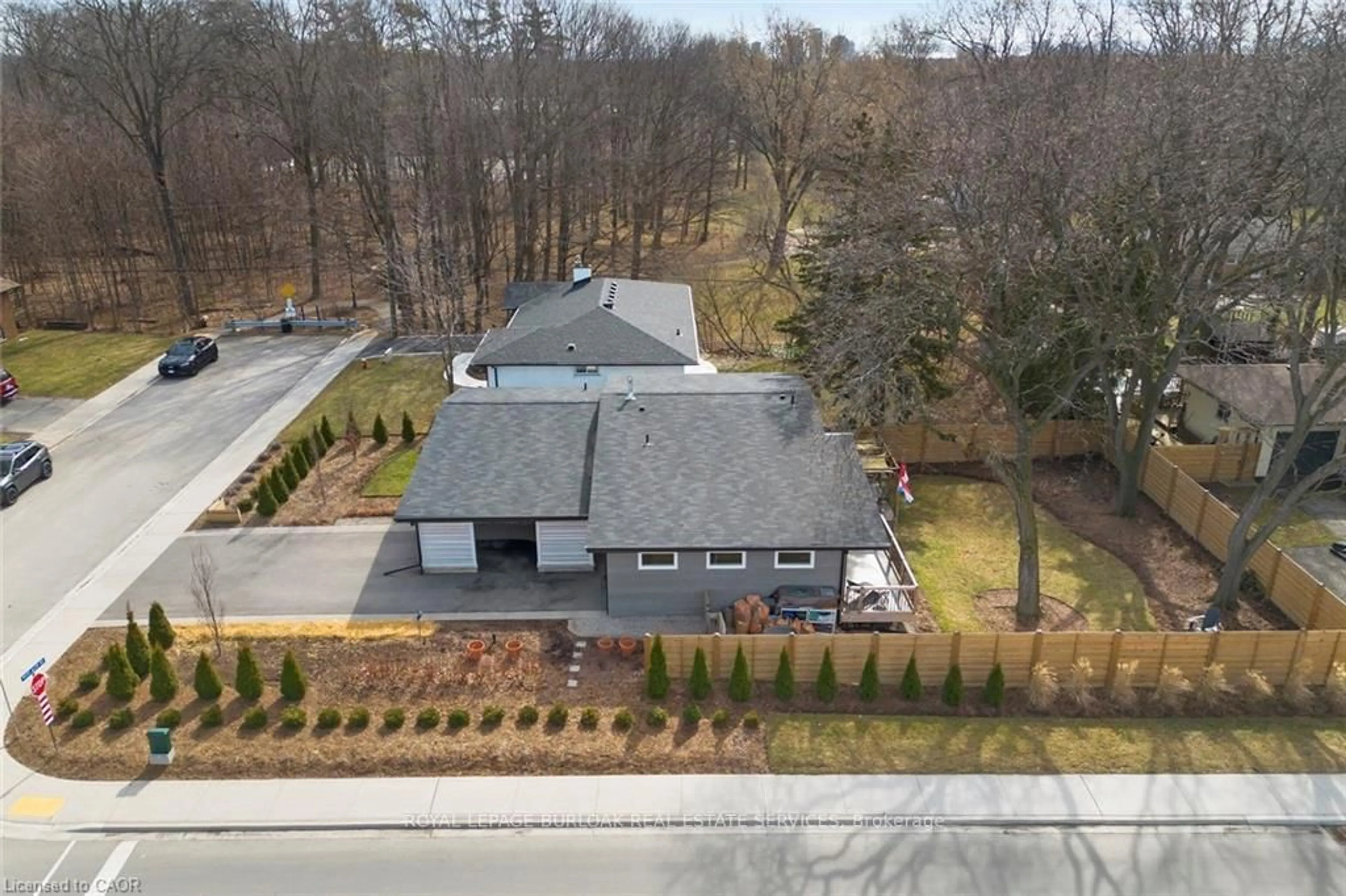 A pic from outside/outdoor area/front of a property/back of a property/a pic from drone, unknown for 1420 Moss Glen Rd, Burlington Ontario L7P 2B9