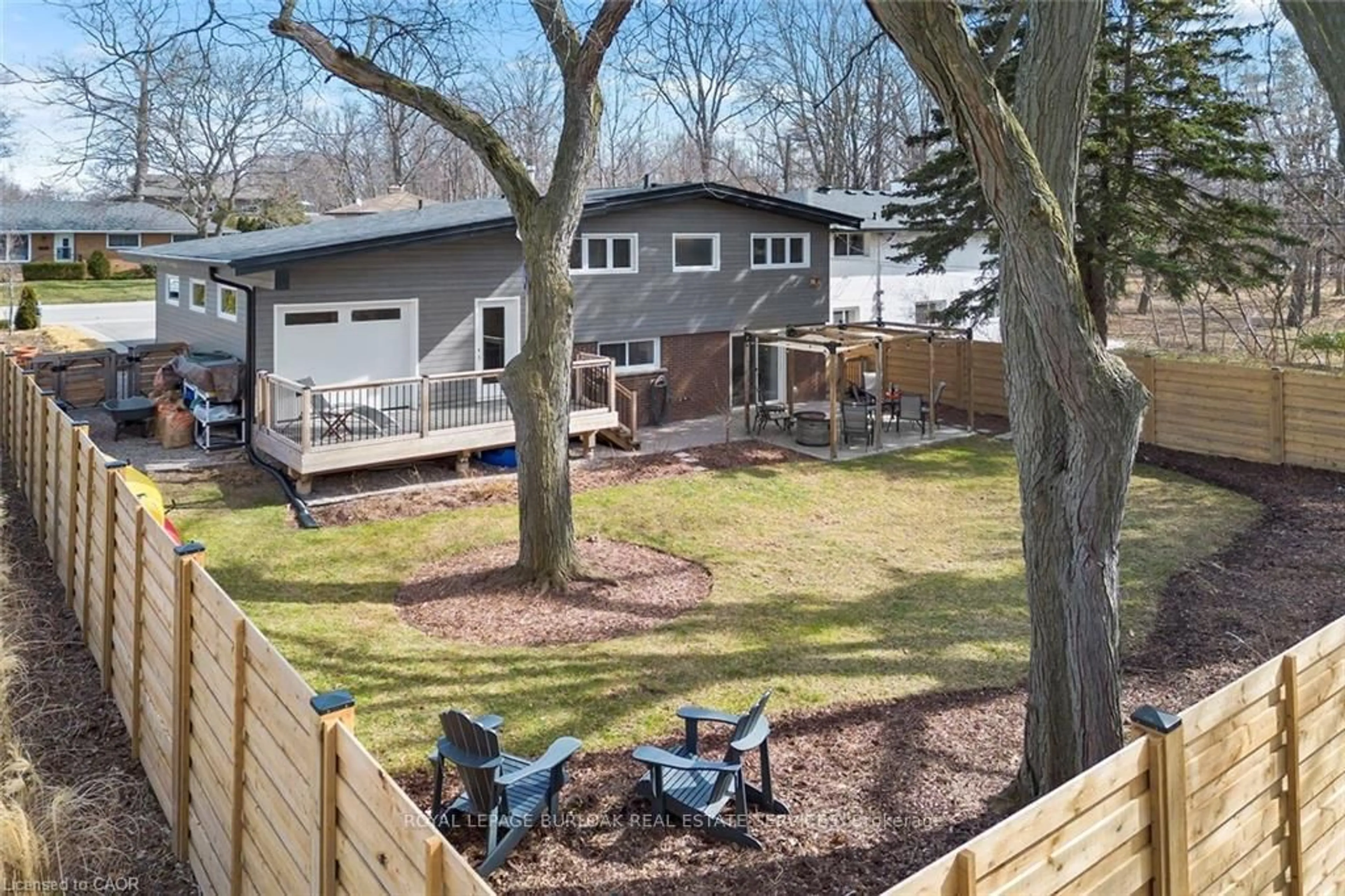 A pic from outside/outdoor area/front of a property/back of a property/a pic from drone, street for 1420 Moss Glen Rd, Burlington Ontario L7P 2B9