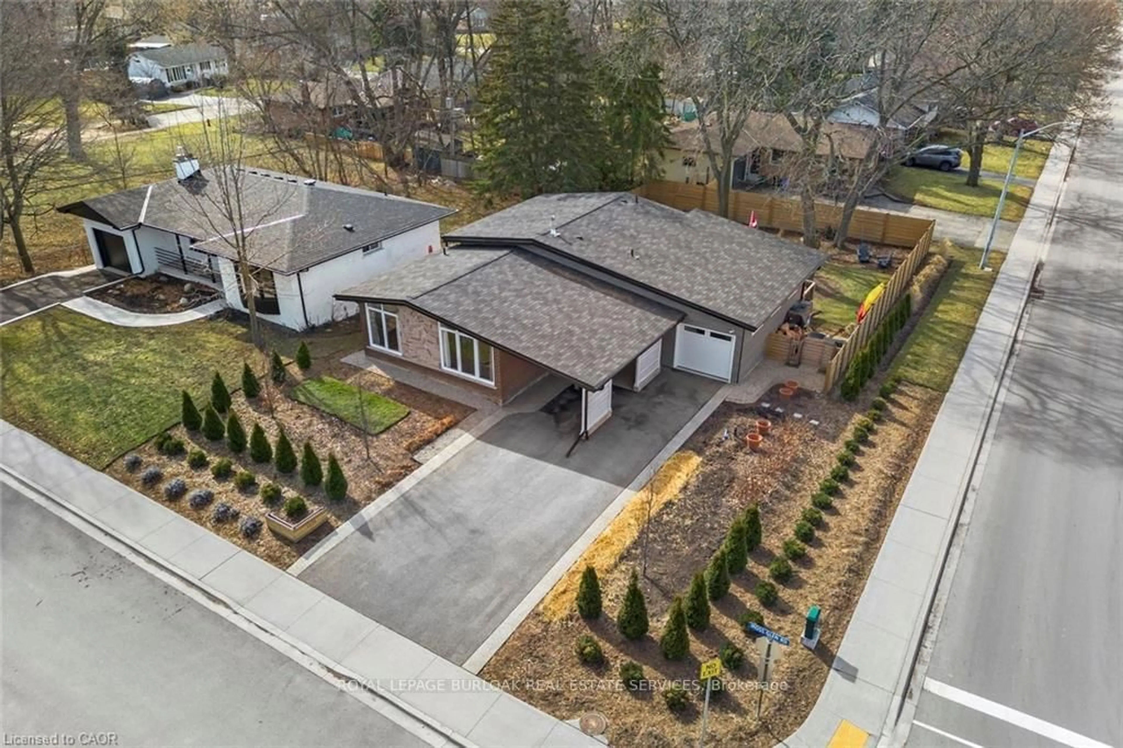 A pic from outside/outdoor area/front of a property/back of a property/a pic from drone, street for 1420 Moss Glen Rd, Burlington Ontario L7P 2B9