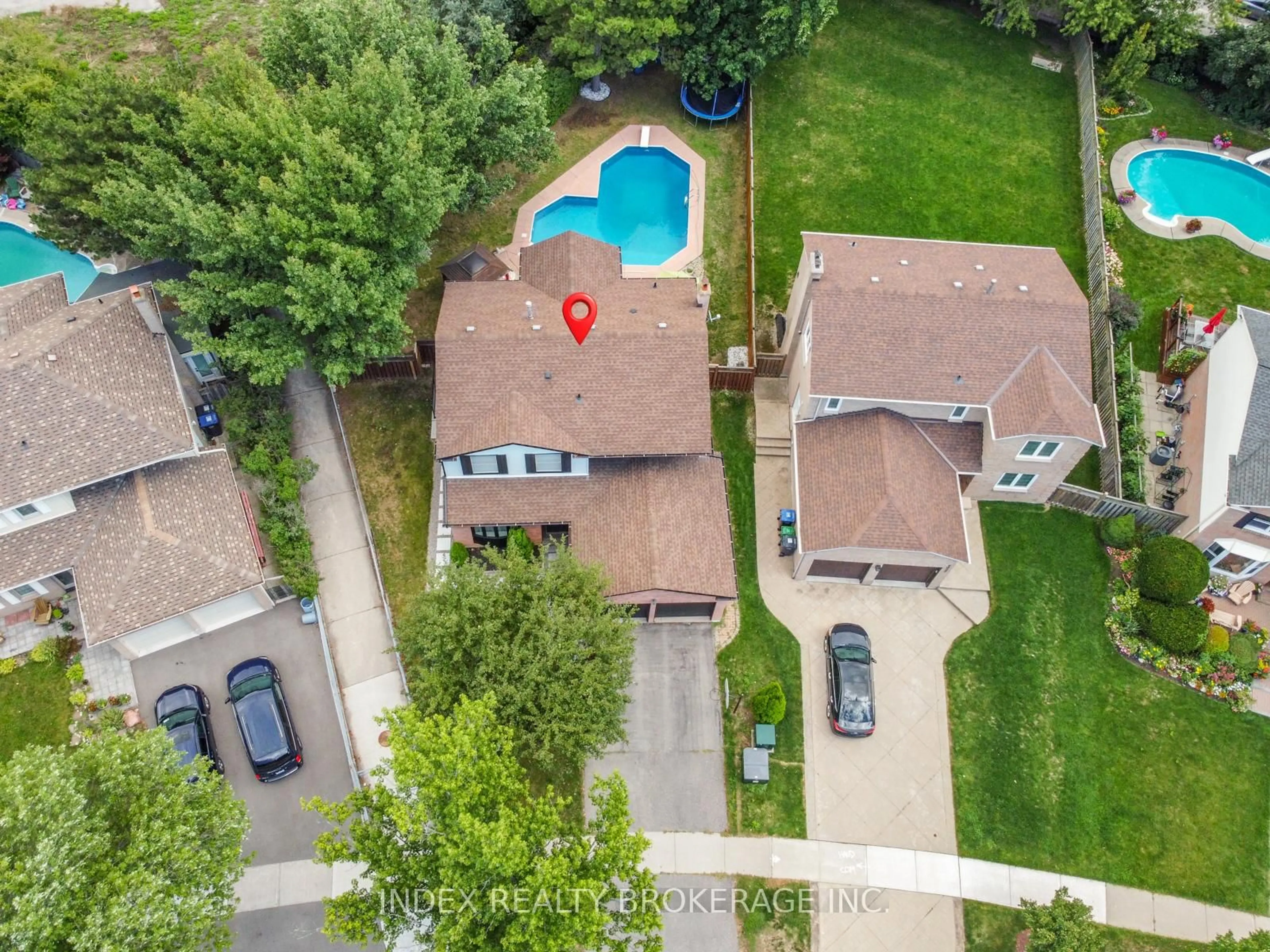 A pic from outside/outdoor area/front of a property/back of a property/a pic from drone, street for 6101 Edenwood Dr, Mississauga Ontario L5N 2Y6