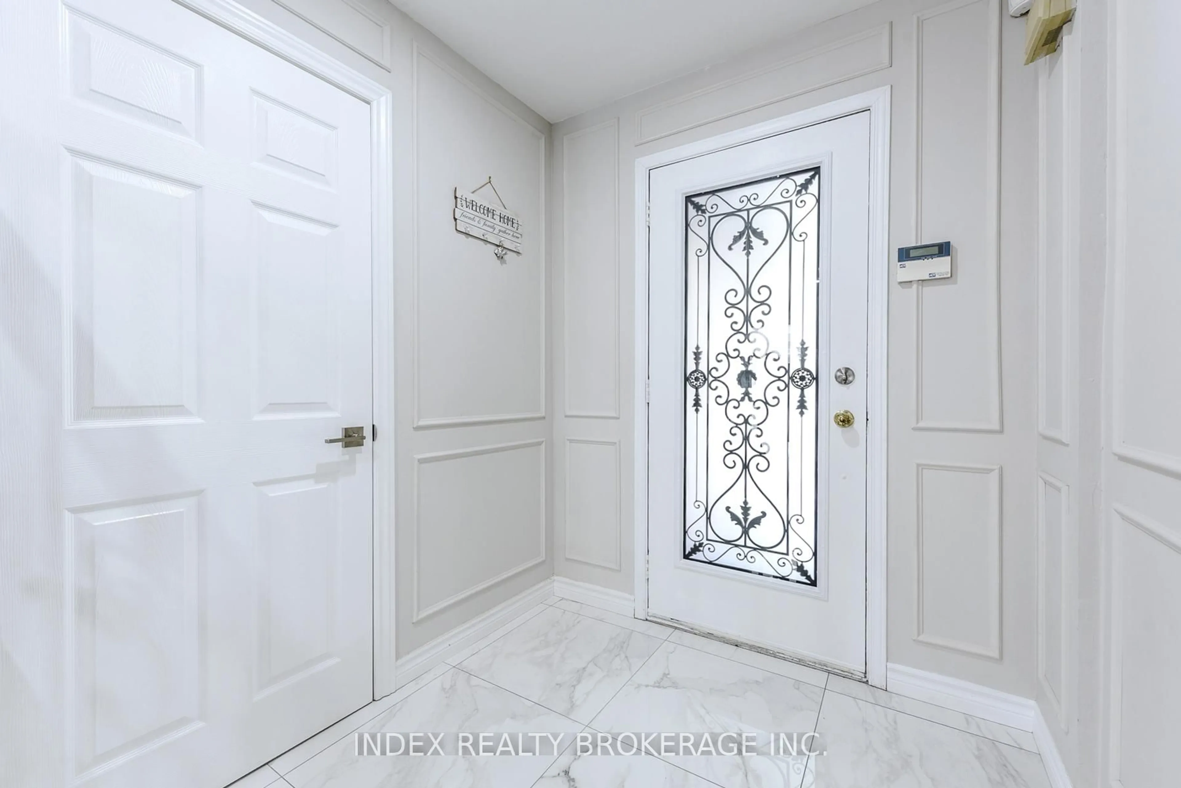 Indoor entryway for 6101 Edenwood Dr, Mississauga Ontario L5N 2Y6