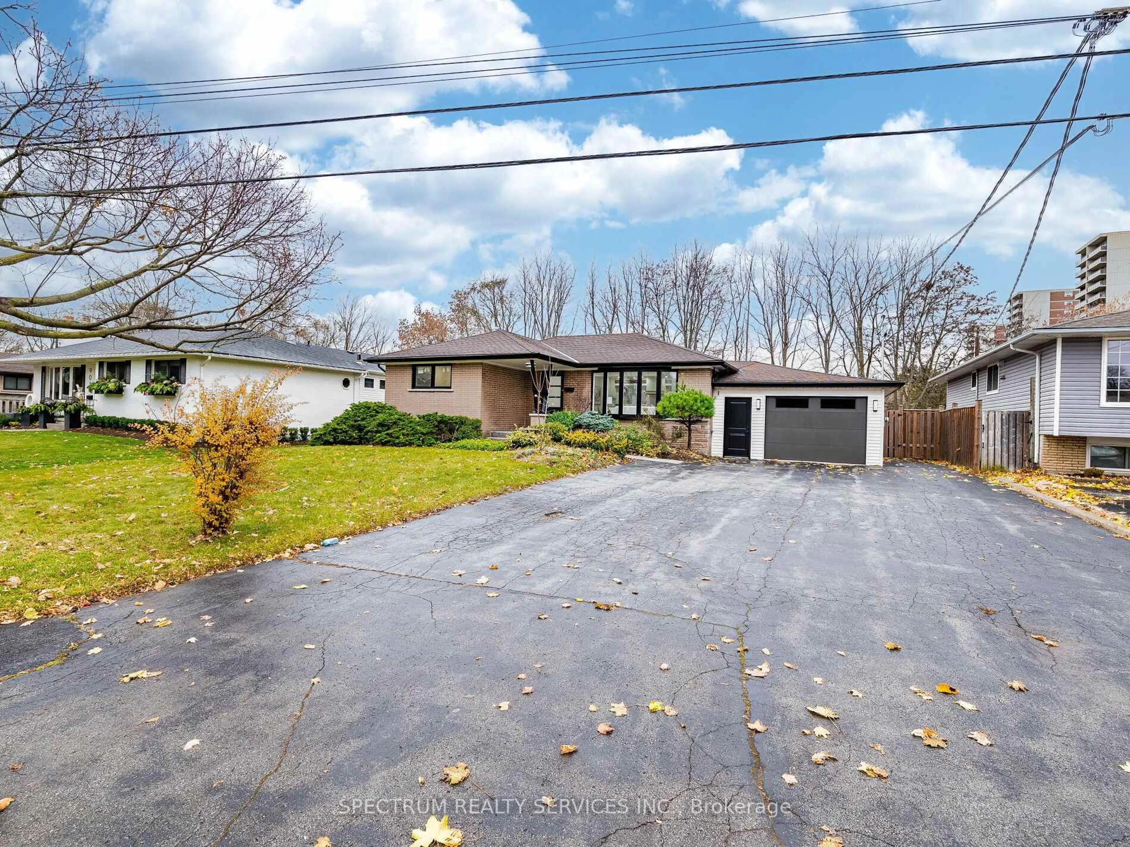 A pic from outside/outdoor area/front of a property/back of a property/a pic from drone, street for 914 Francis Rd, Burlington Ontario L7T 3Y2