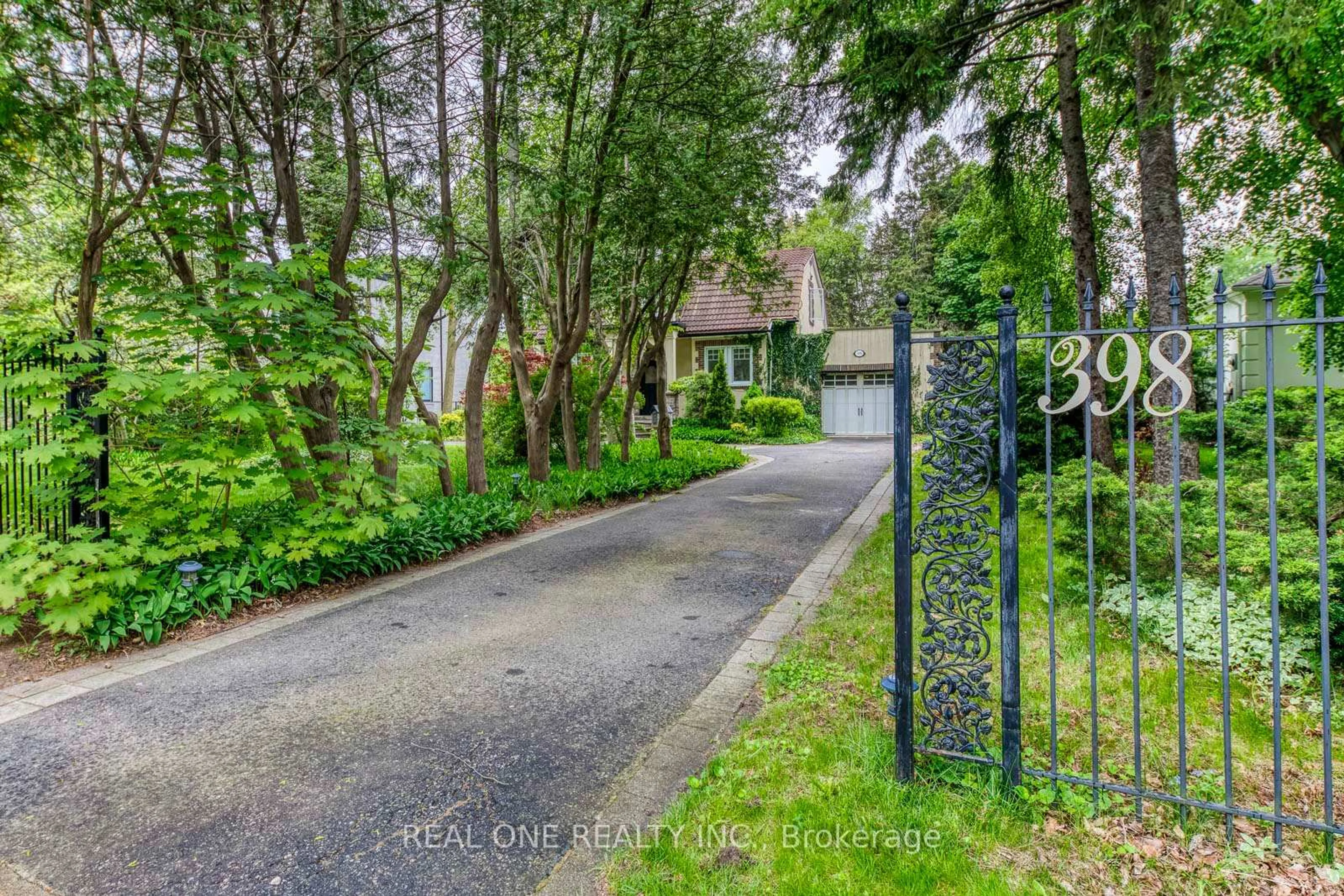 A pic from outside/outdoor area/front of a property/back of a property/a pic from drone, street for 398 Maple Grove Dr, Oakville Ontario L6J 4V7