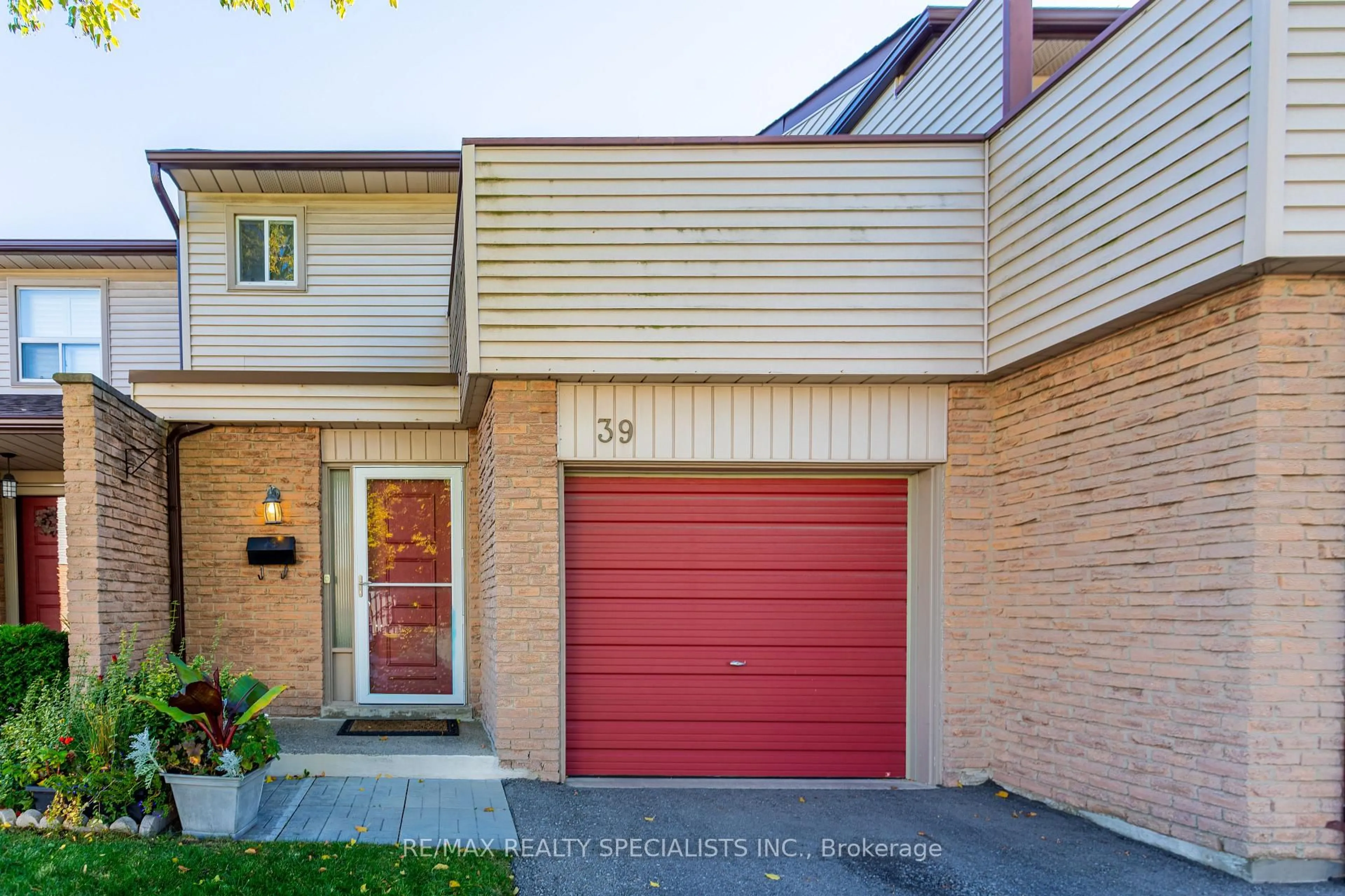 Home with brick exterior material, street for 6100 Montevideo Rd #39, Mississauga Ontario L5N 2N8