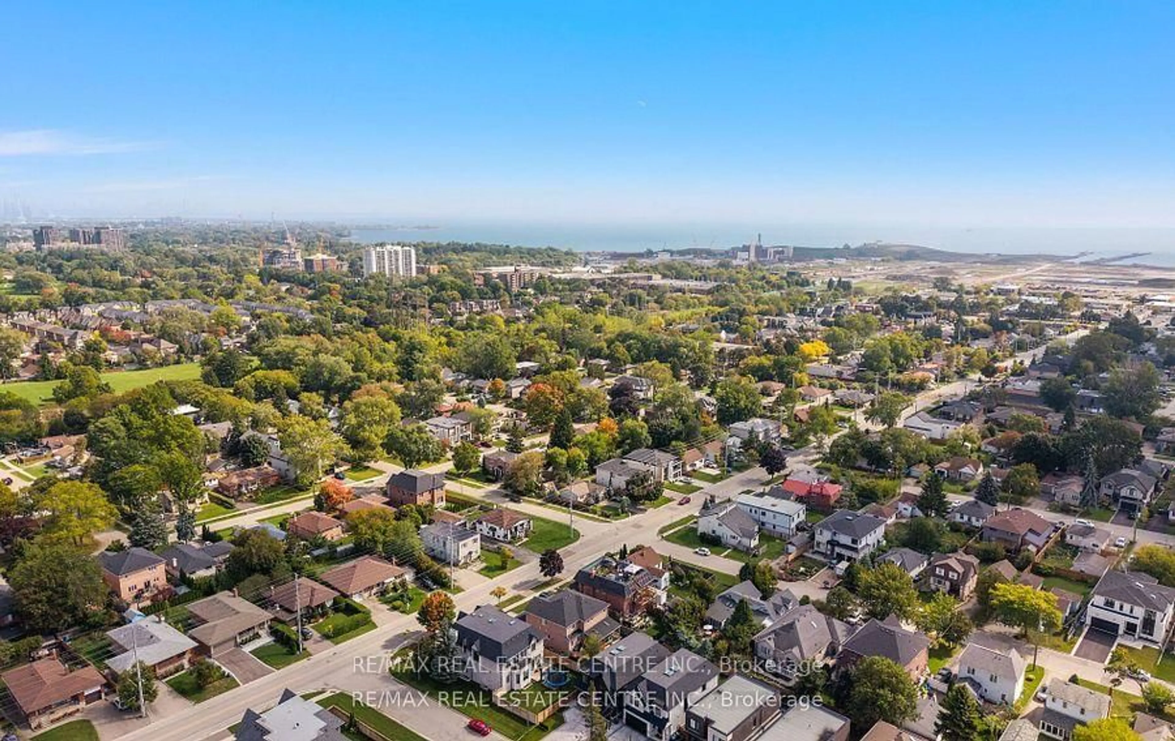 A pic from outside/outdoor area/front of a property/back of a property/a pic from drone, city buildings view from balcony for 1181 Ogden Ave, Mississauga Ontario L5E 2G8