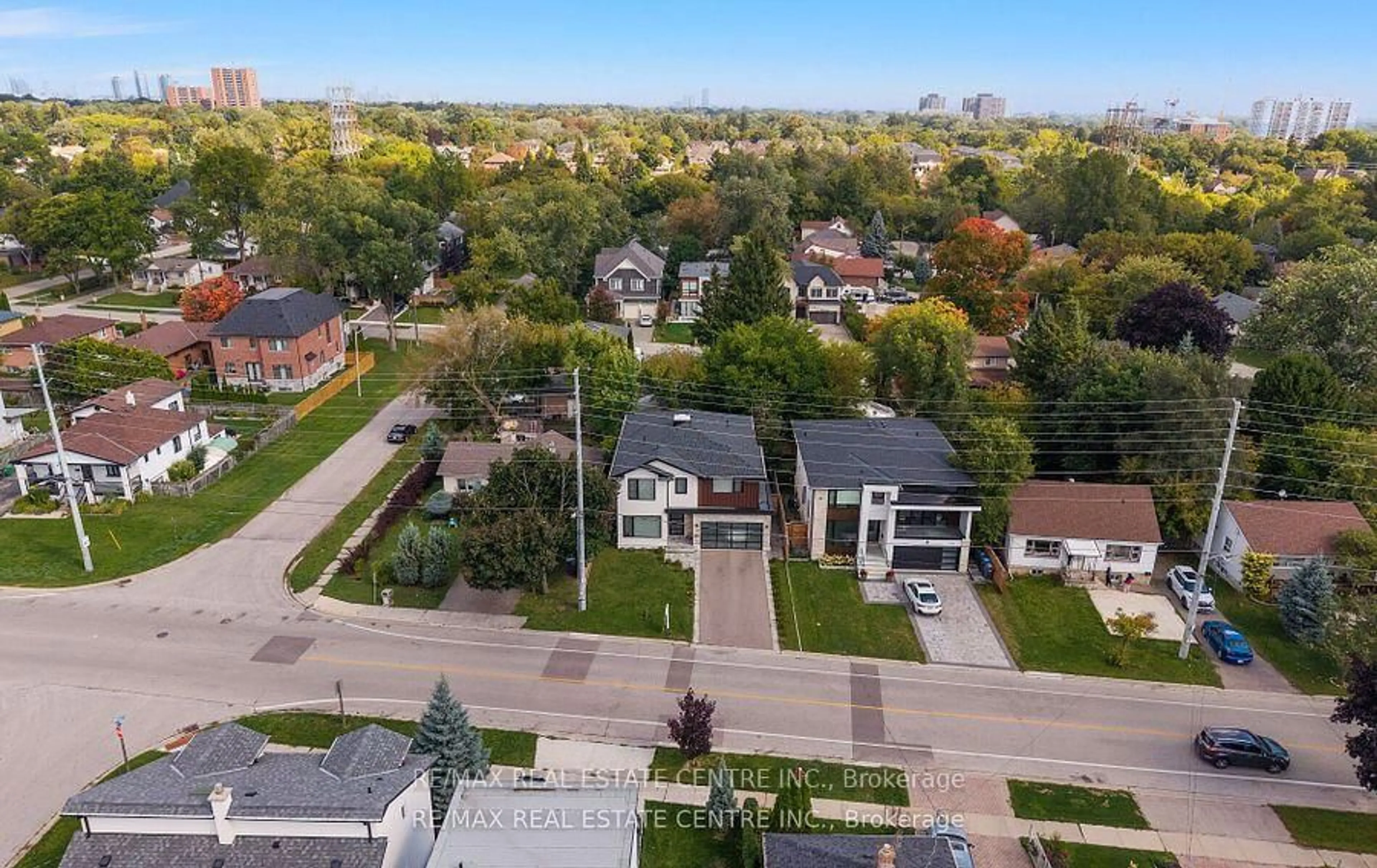 A pic from outside/outdoor area/front of a property/back of a property/a pic from drone, street for 1181 Ogden Ave, Mississauga Ontario L5E 2G8