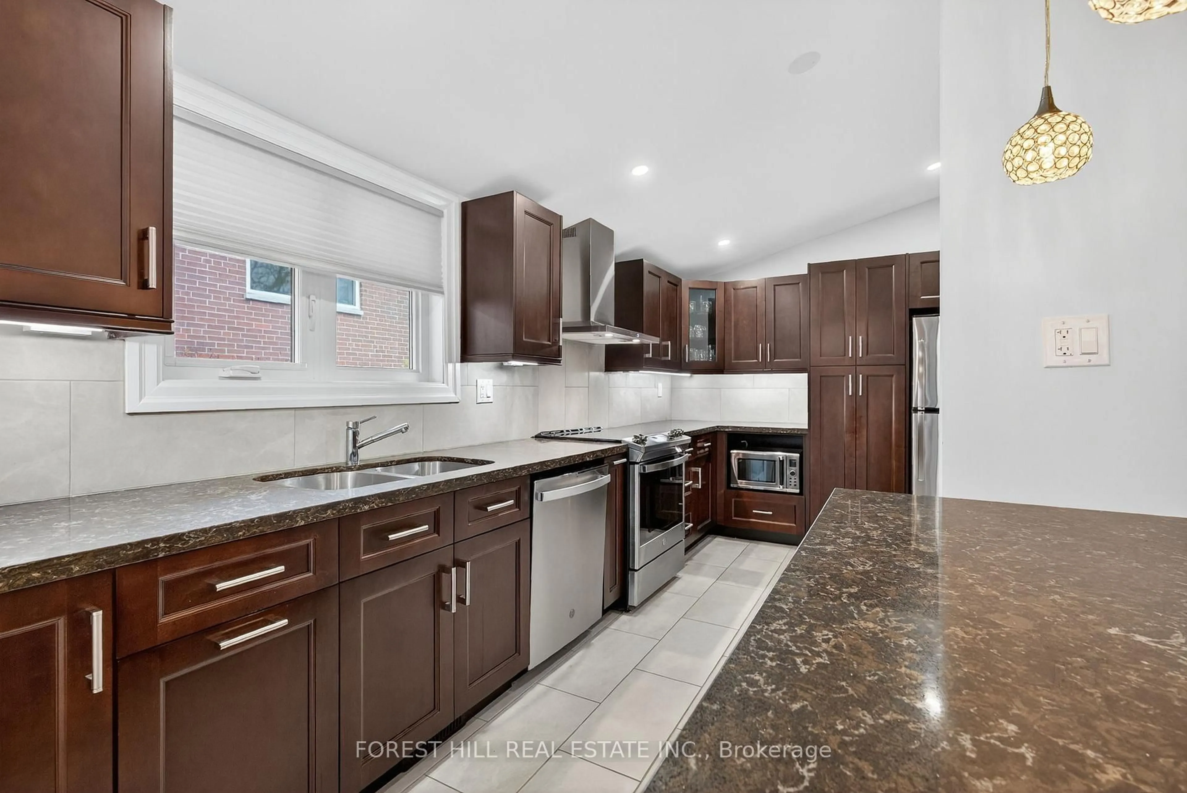 Open concept kitchen, ceramic/tile floor for 130 Verobeach Blvd, Toronto Ontario M9M 1R1
