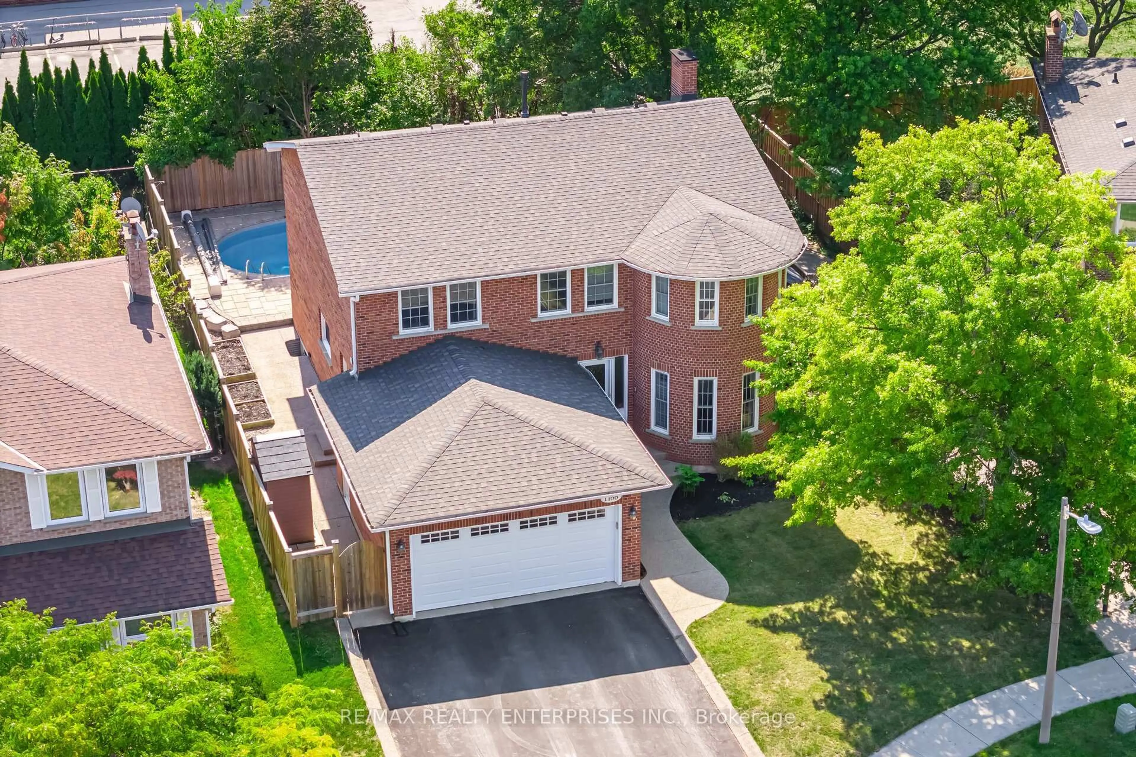 A pic from outside/outdoor area/front of a property/back of a property/a pic from drone, street for 1166 Priory Crt, Oakville Ontario L6M 1B6