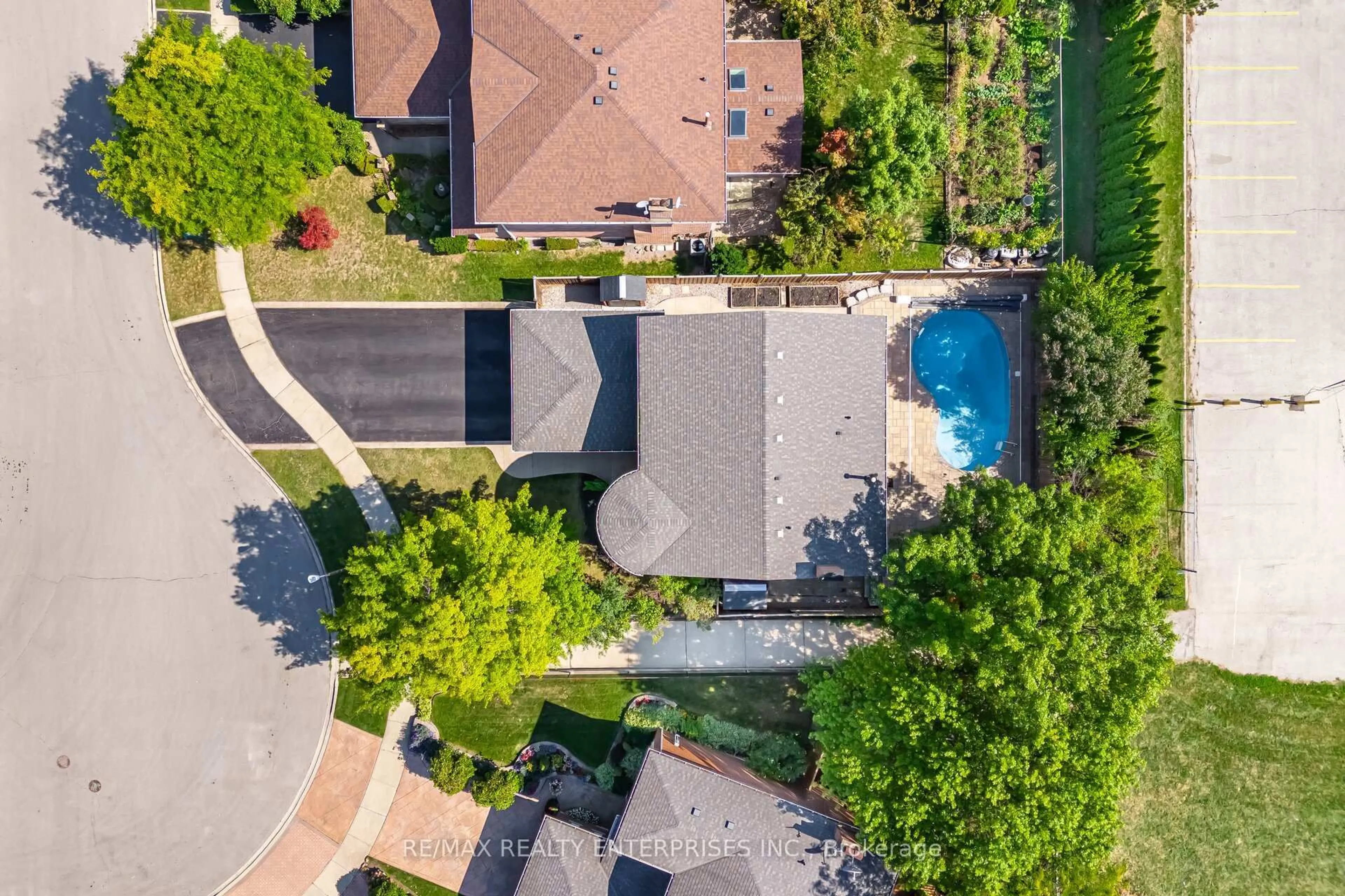 A pic from outside/outdoor area/front of a property/back of a property/a pic from drone, street for 1166 Priory Crt, Oakville Ontario L6M 1B6