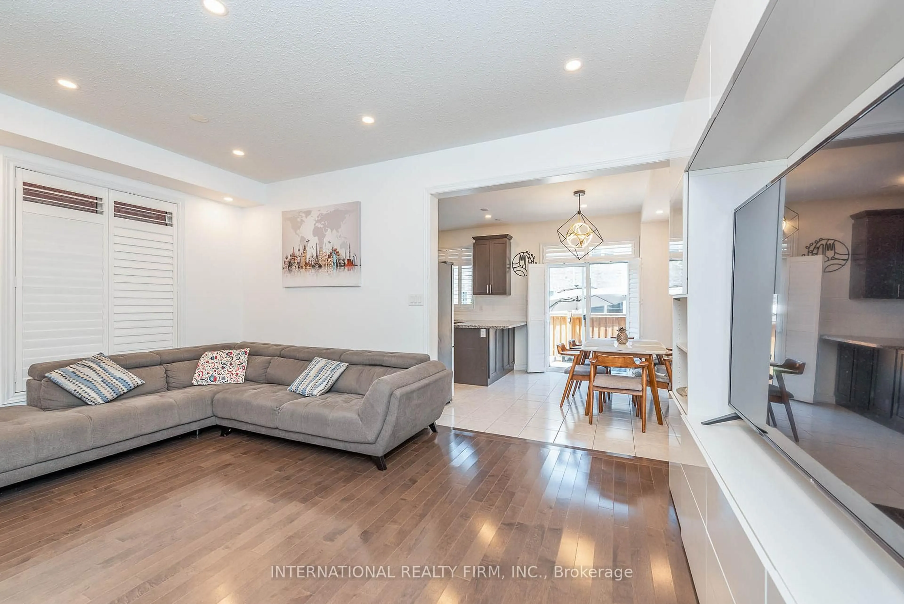Living room with furniture, wood/laminate floor for 99 Huguenot Rd, Oakville Ontario L6H 0M3