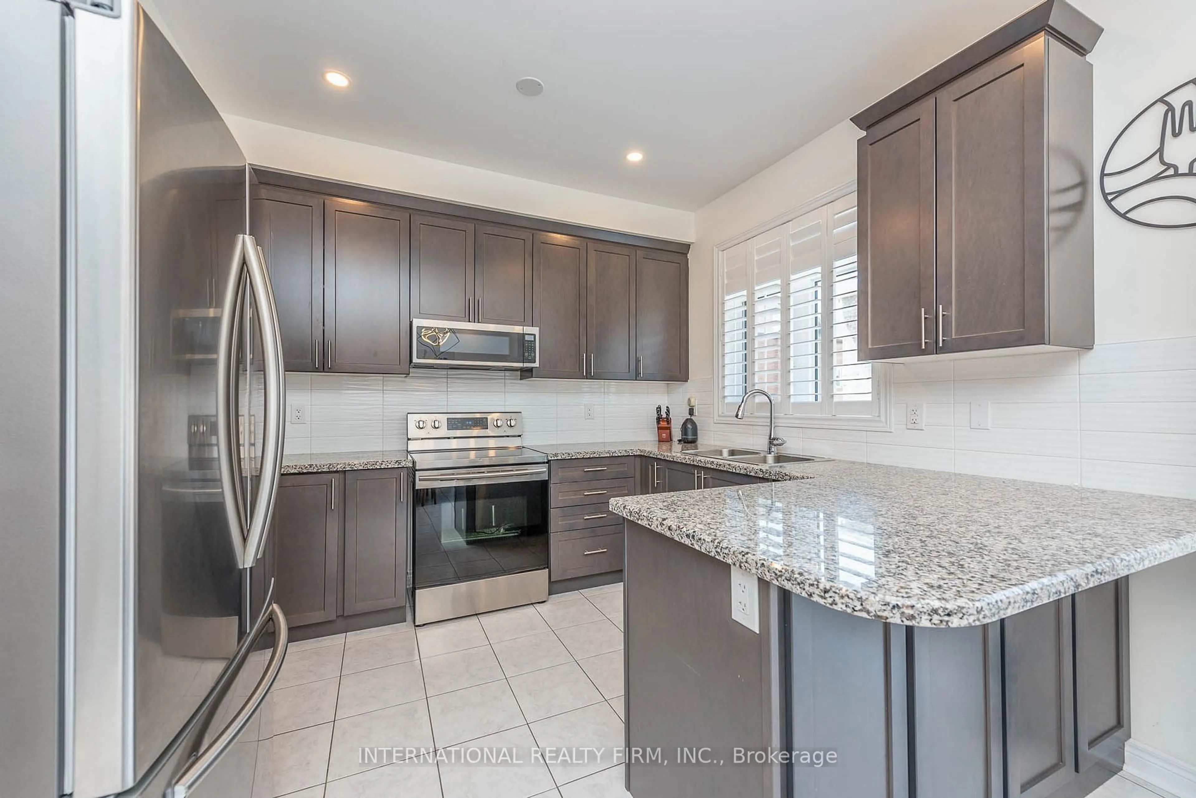 Open concept kitchen, ceramic/tile floor for 99 Huguenot Rd, Oakville Ontario L6H 0M3