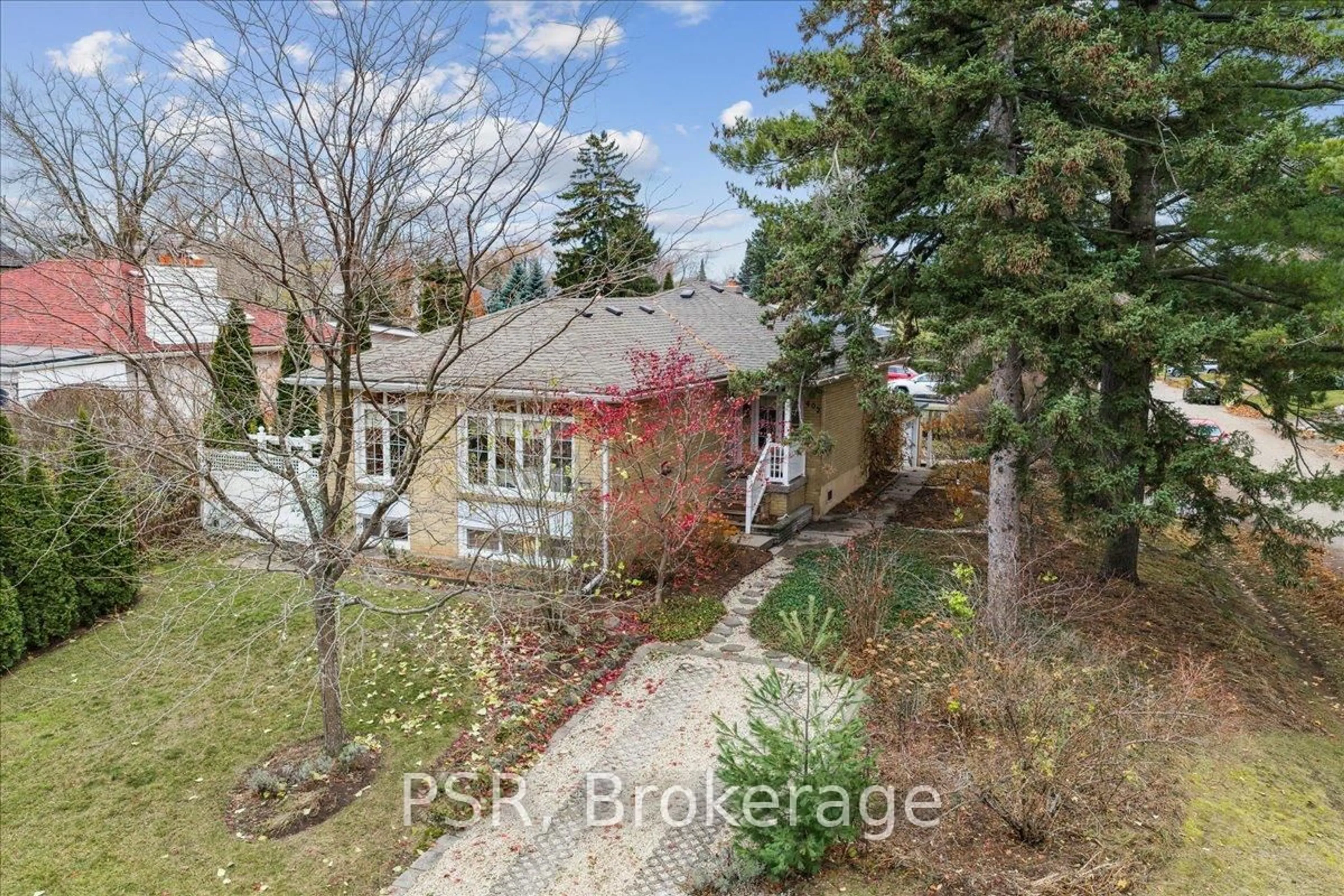 A pic from outside/outdoor area/front of a property/back of a property/a pic from drone, street for 402 Willis Dr, Oakville Ontario L6L 4V3
